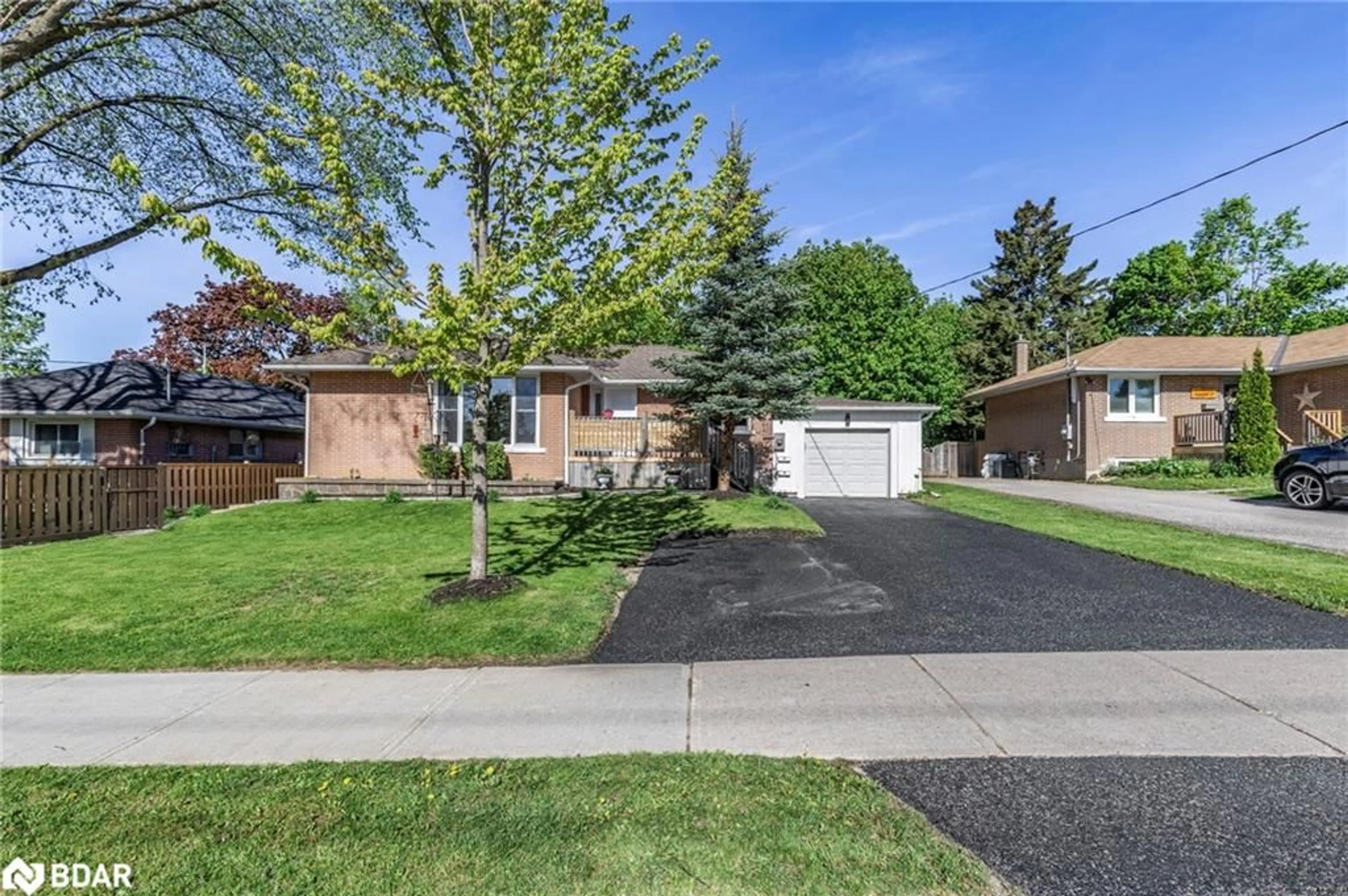 Home with brick exterior material, street for 90 Johnson St, Barrie Ontario L4M 4R3