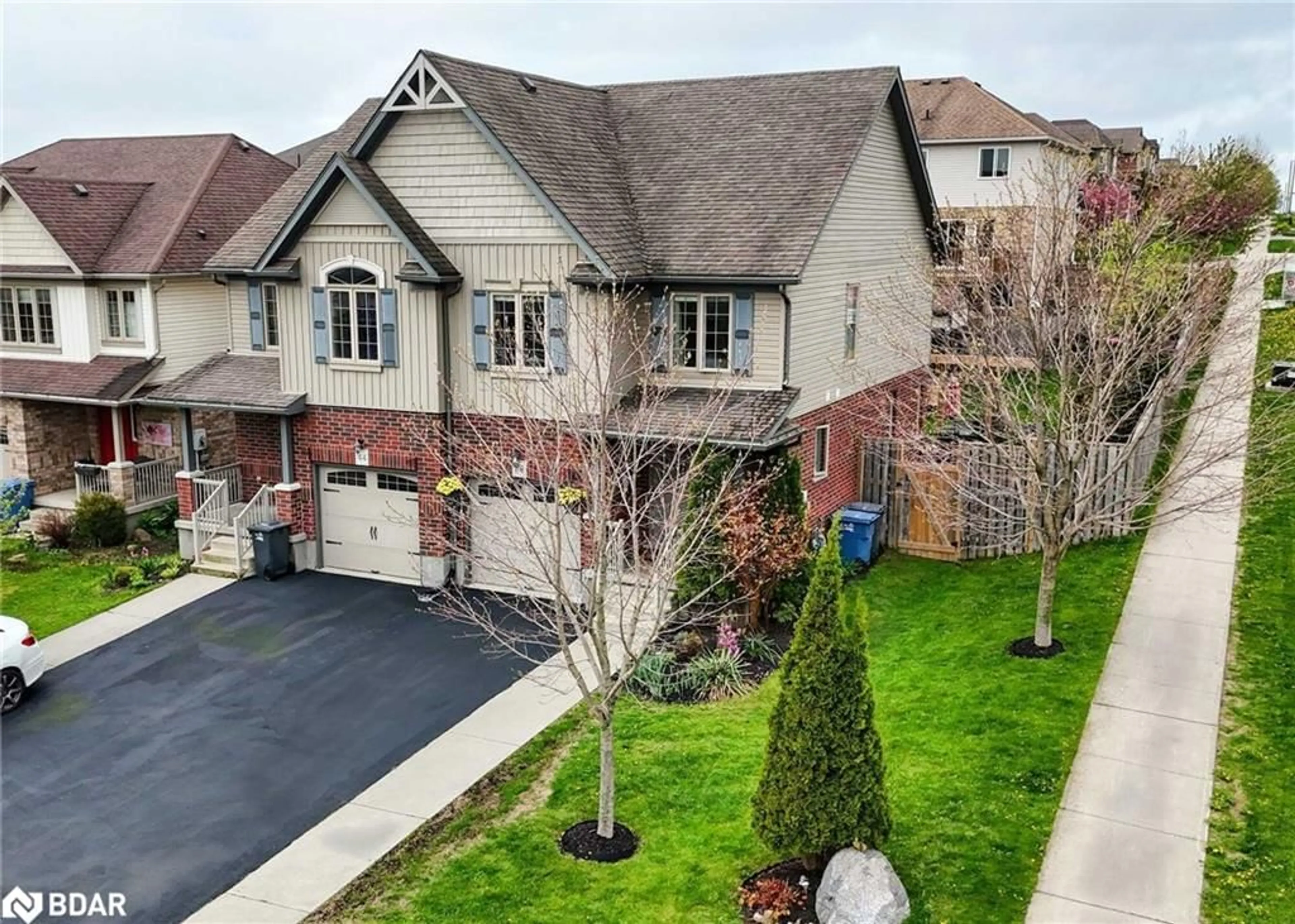 A pic from outside/outdoor area/front of a property/back of a property/a pic from drone, street for 46 Vipond St, Guelph Ontario N1E 0H3