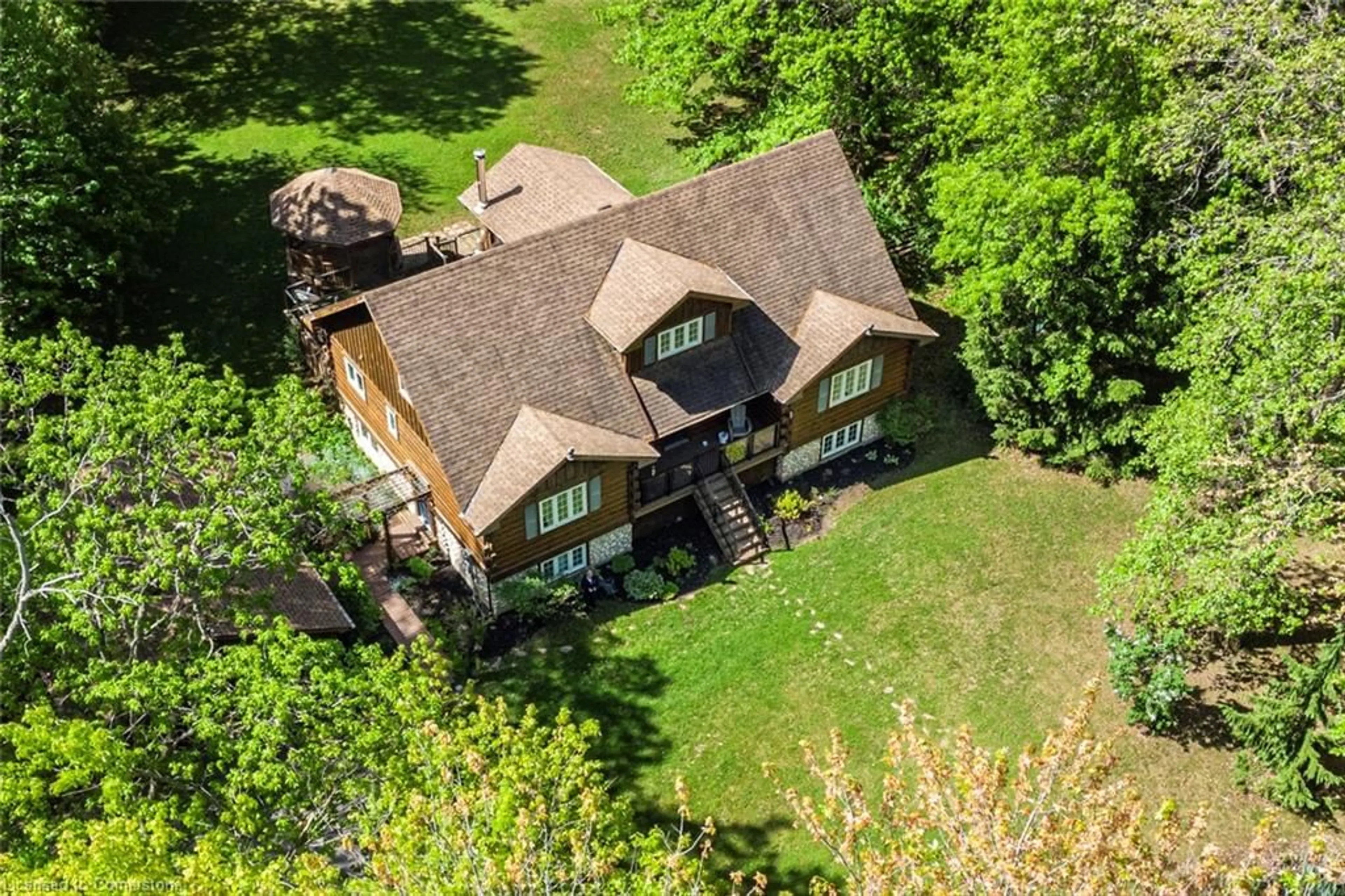 A pic from outside/outdoor area/front of a property/back of a property/a pic from drone, unknown for 51049 Lambert Rd, Welland Ontario L3B 5N6