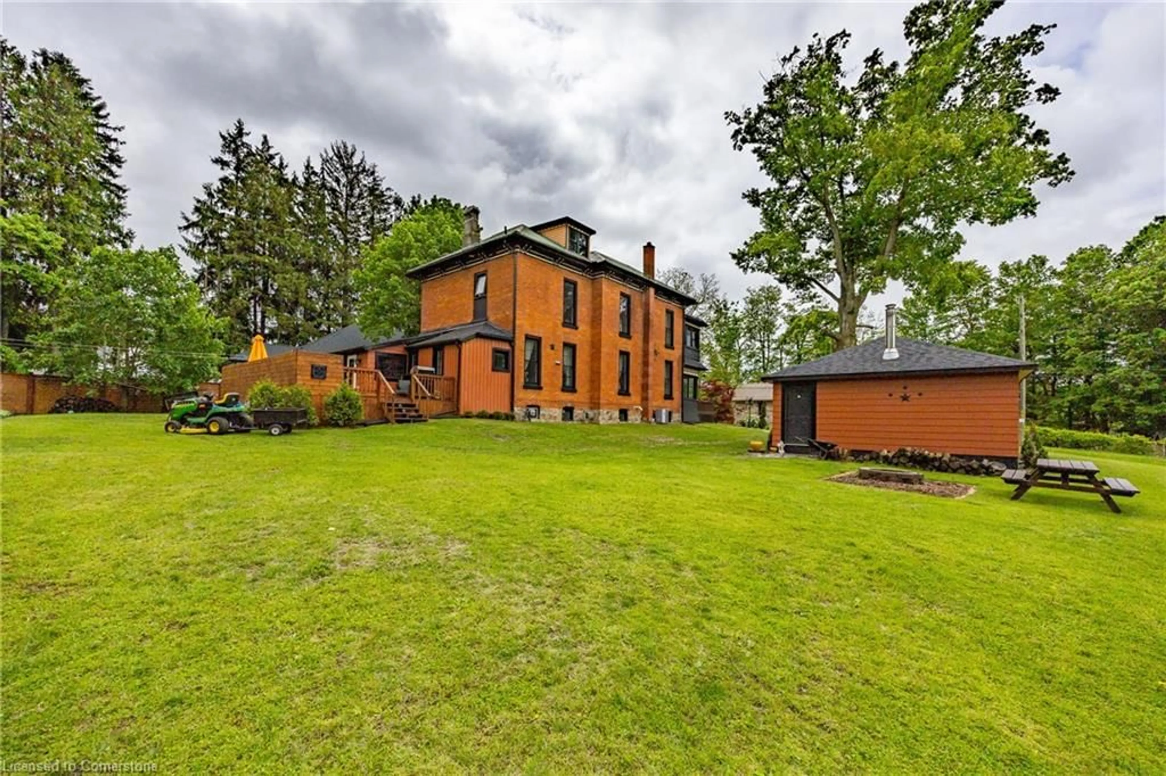 A pic from outside/outdoor area/front of a property/back of a property/a pic from drone, building for 259 Western Ave, Delhi Ontario N4B 1R9