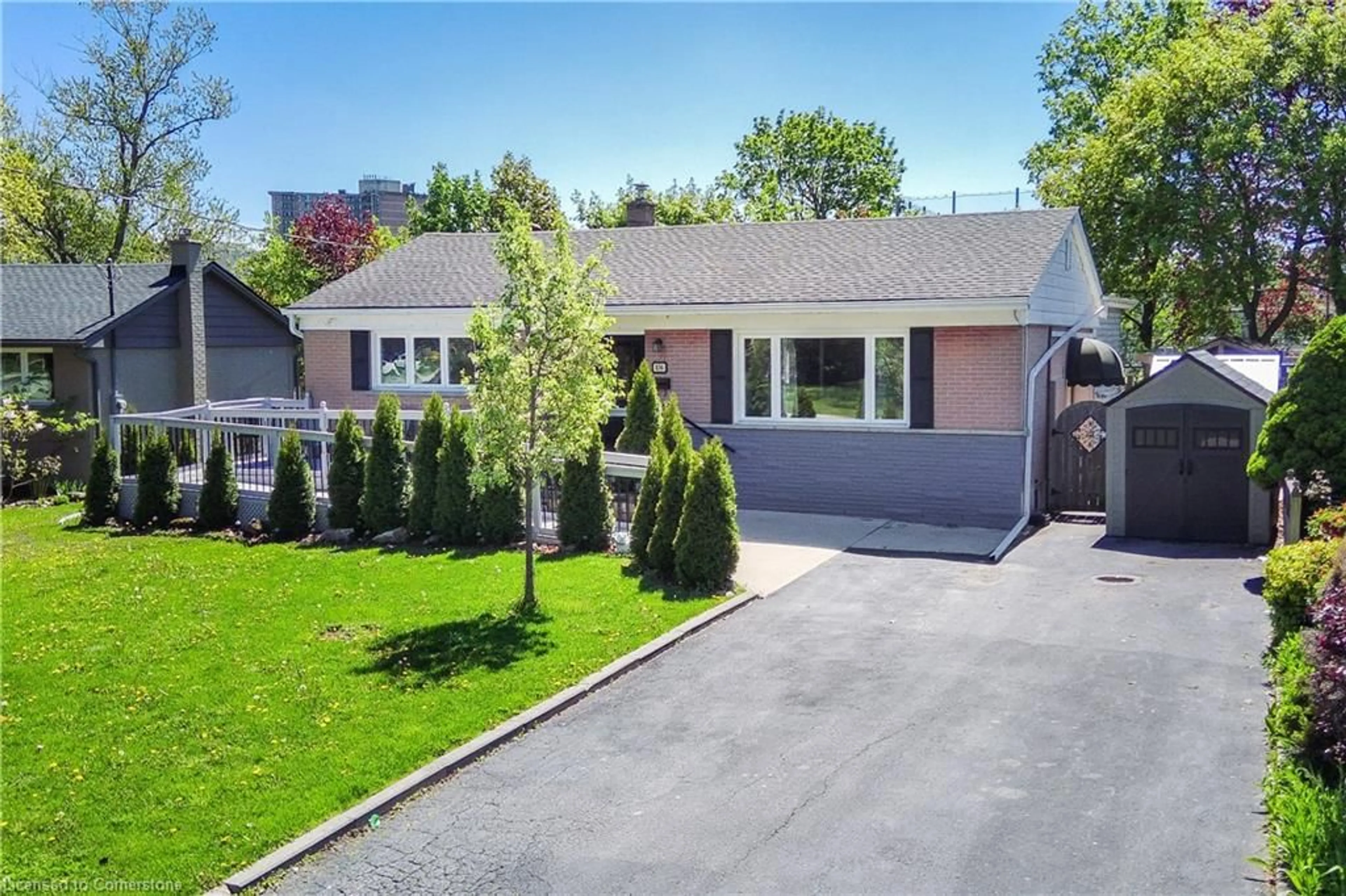 A pic from outside/outdoor area/front of a property/back of a property/a pic from drone, street for 156 Hammersmith St, Burlington Ontario L7L 4N5