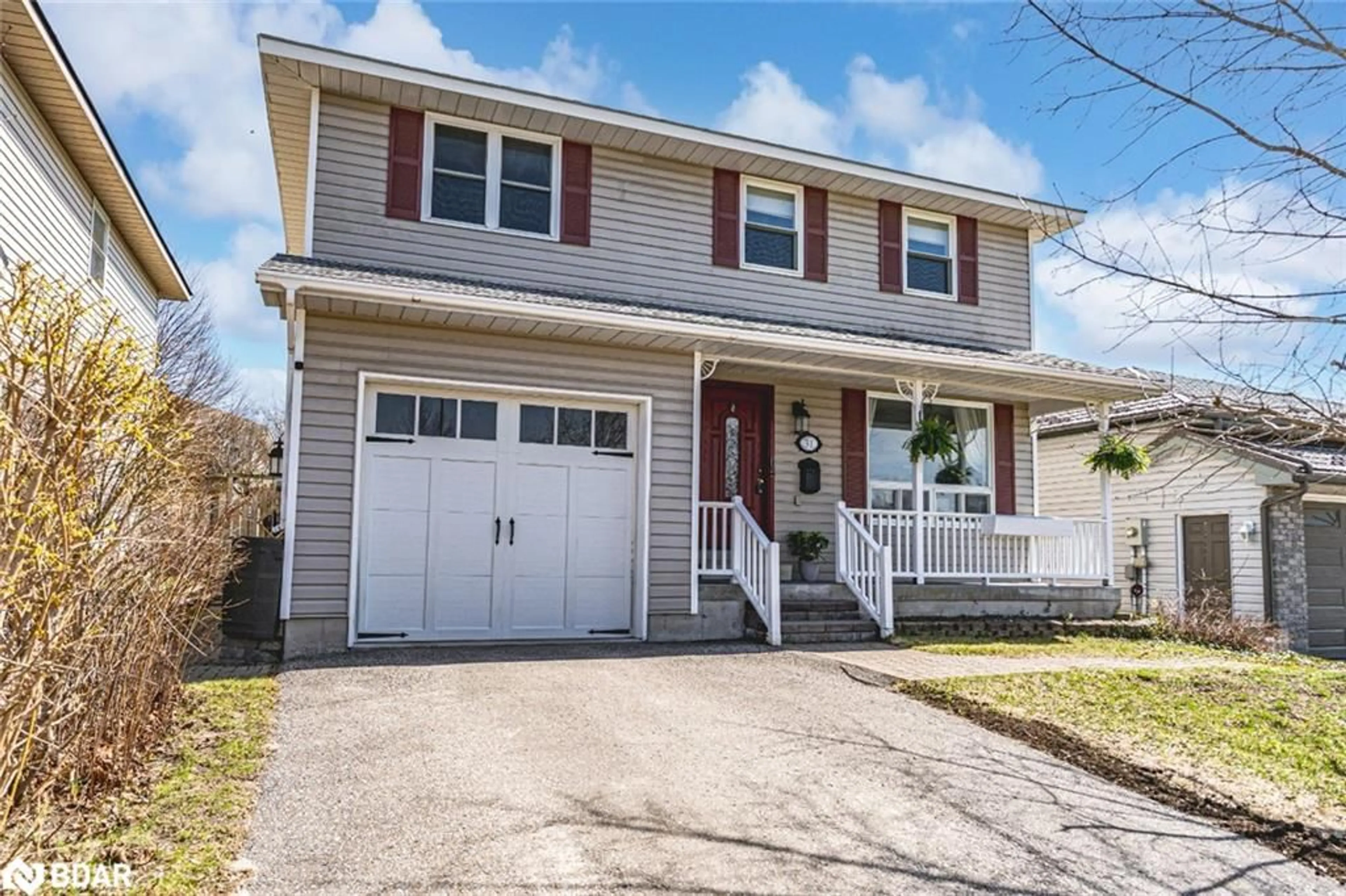 Home with vinyl exterior material, street for 31 Courtney Cres, Orillia Ontario L3V 7Y2