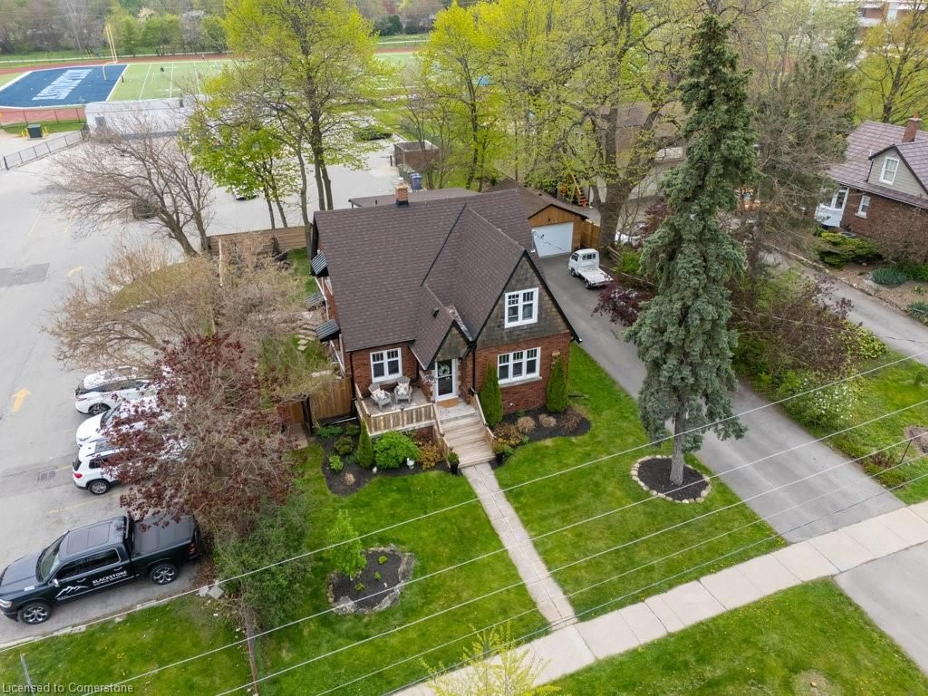 A pic from outside/outdoor area/front of a property/back of a property/a pic from drone, street for 542 Cumberland Ave, Burlington Ontario L7N 2X2