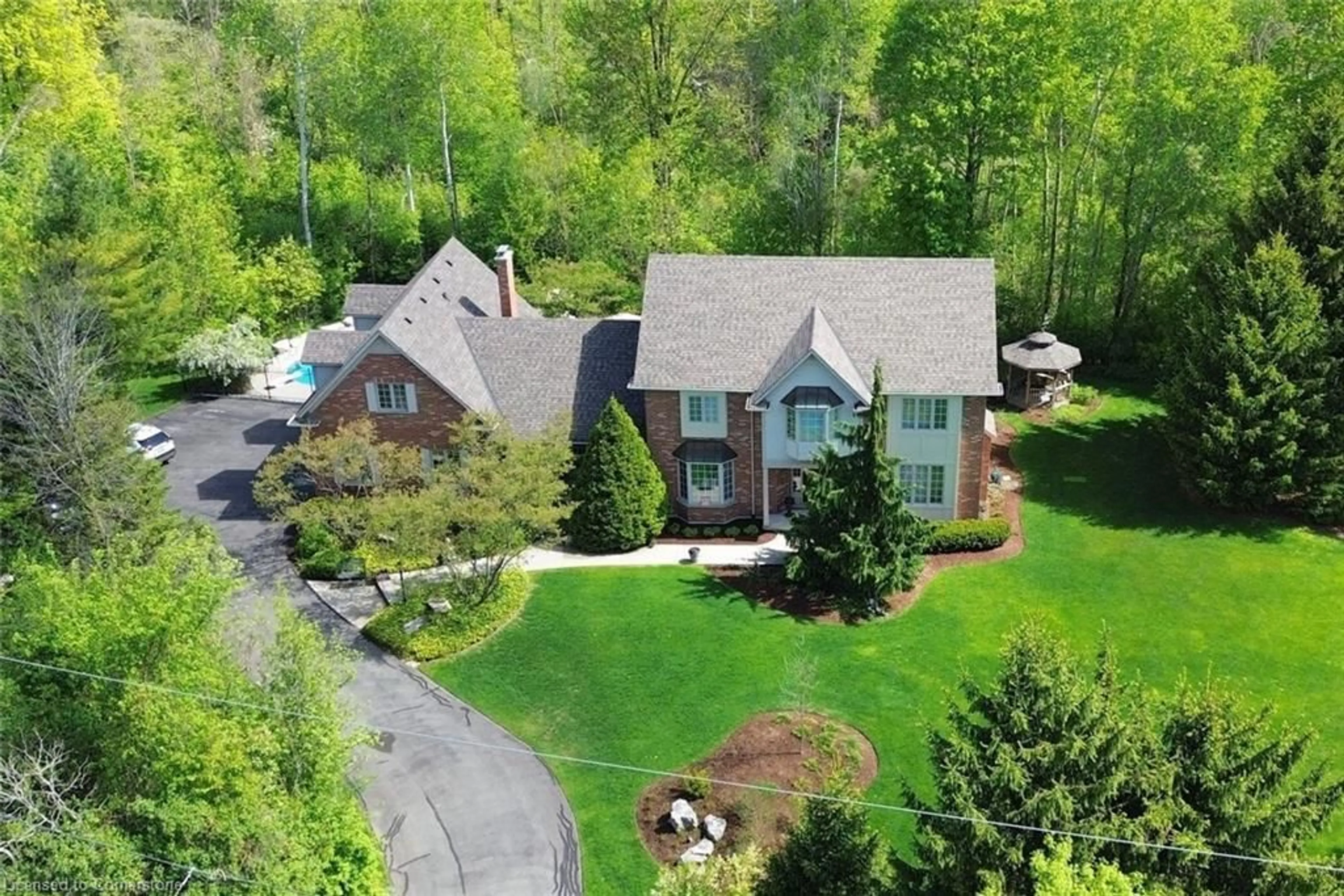 A pic from outside/outdoor area/front of a property/back of a property/a pic from drone, unknown for 712 Robson Rd, Waterdown Ontario L8B 1H1