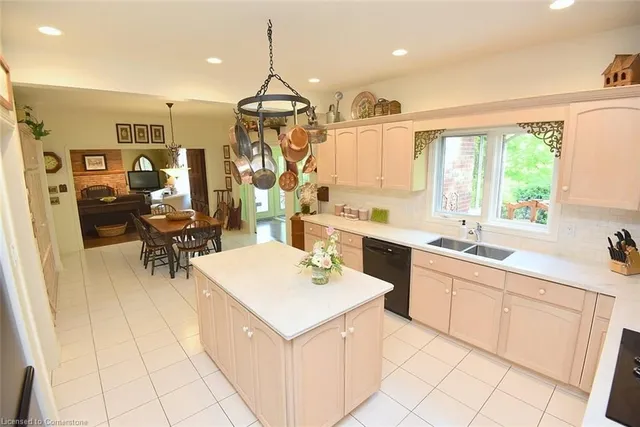 Additional property image - 712 Robson Rd