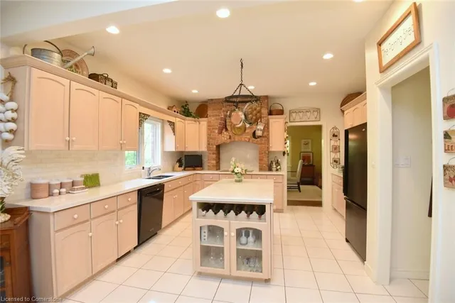 Additional property image - 712 Robson Rd