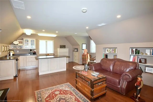 Additional property image - 712 Robson Rd