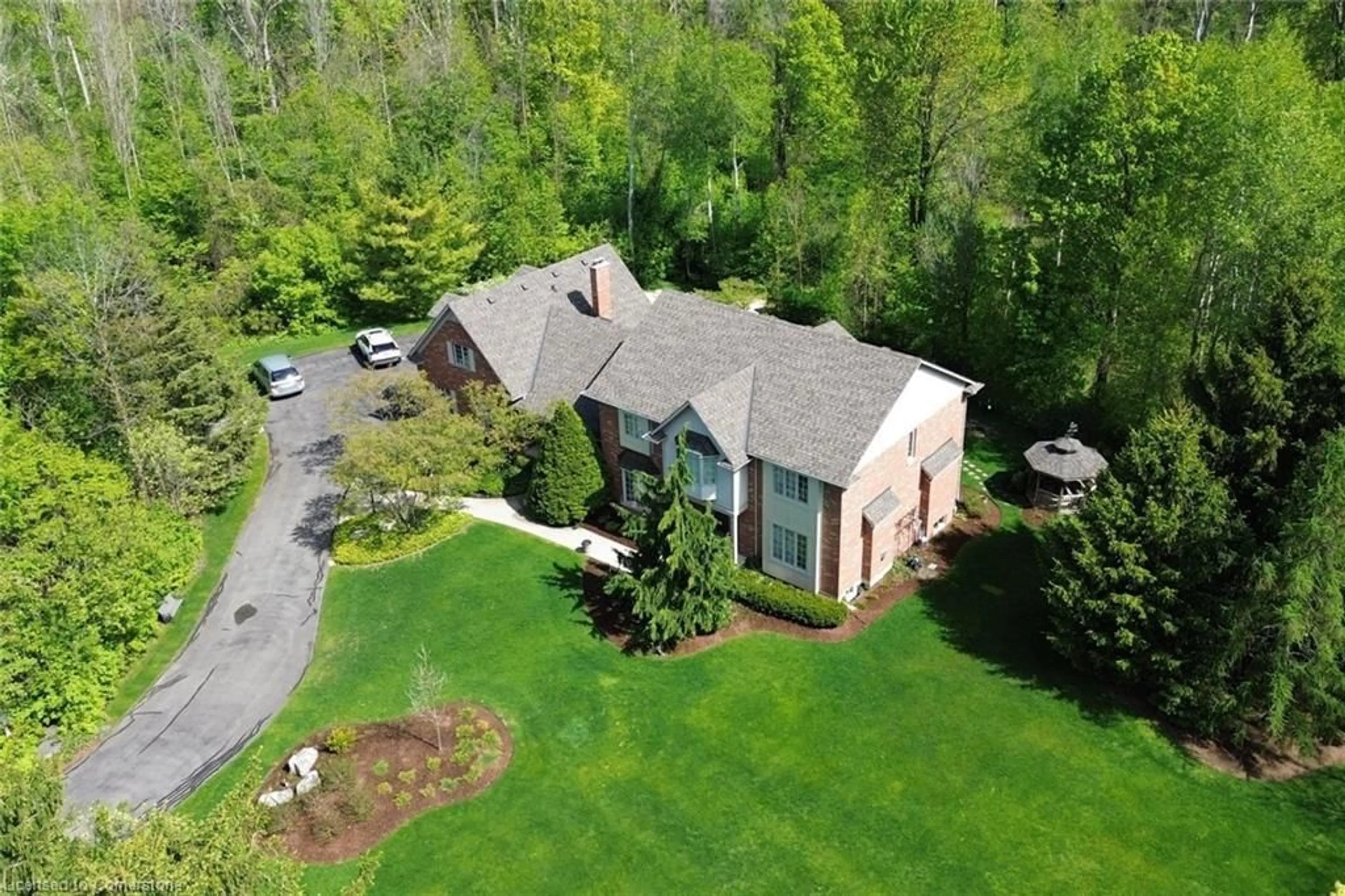 A pic from outside/outdoor area/front of a property/back of a property/a pic from drone, unknown for 712 Robson Rd, Waterdown Ontario L8B 1H1