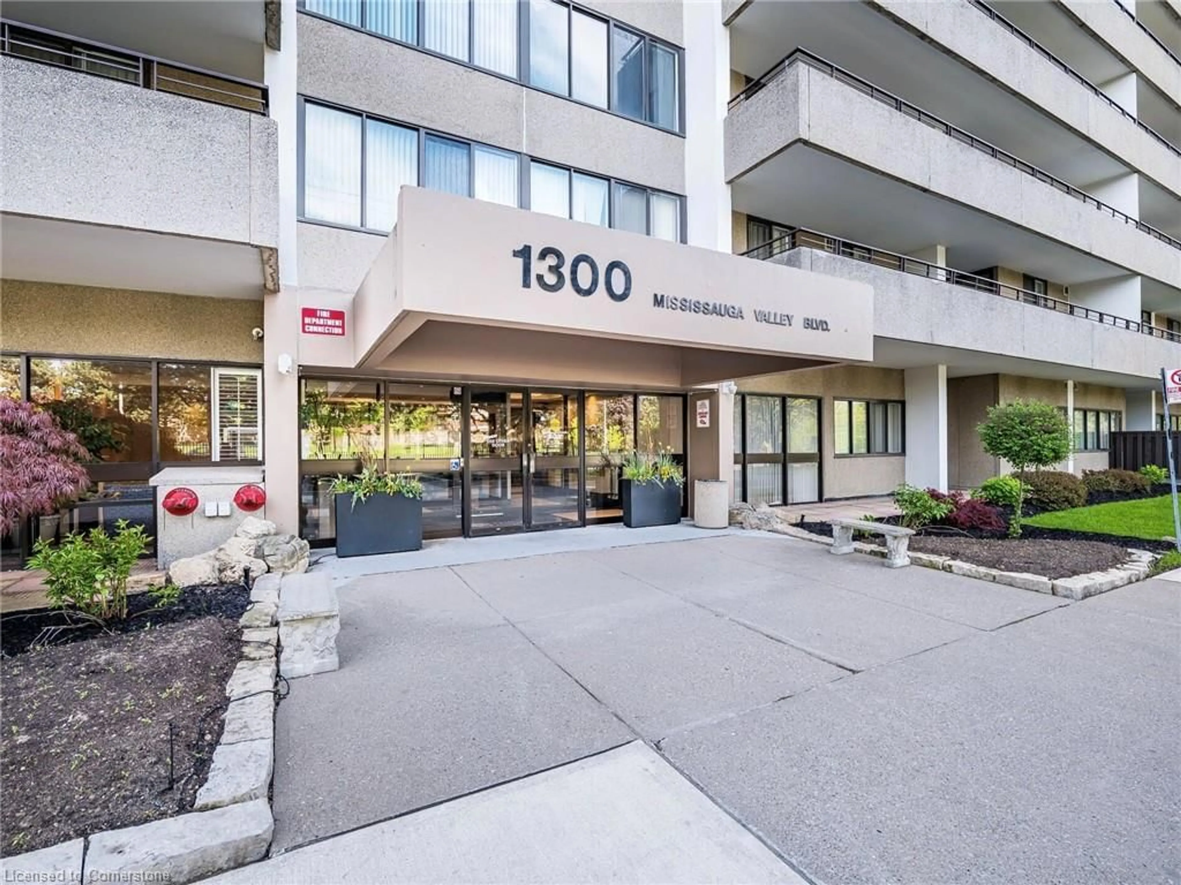 Indoor foyer for 1300 Mississauga Valley Blvd #203, Mississauga Ontario L5A 3S8