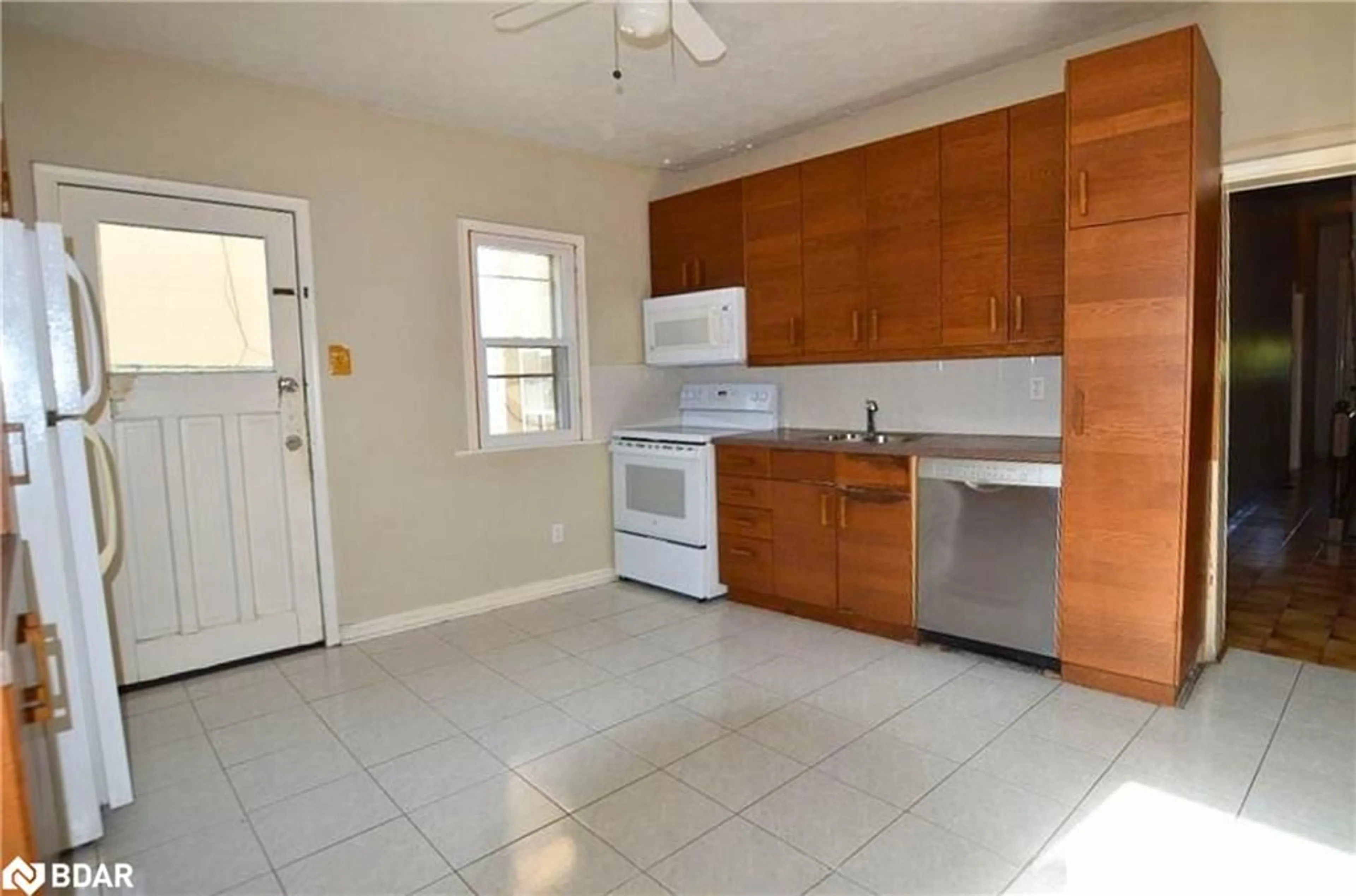 Standard kitchen, ceramic/tile floor for 164 Macnab St, Hamilton Ontario L8R 2M4