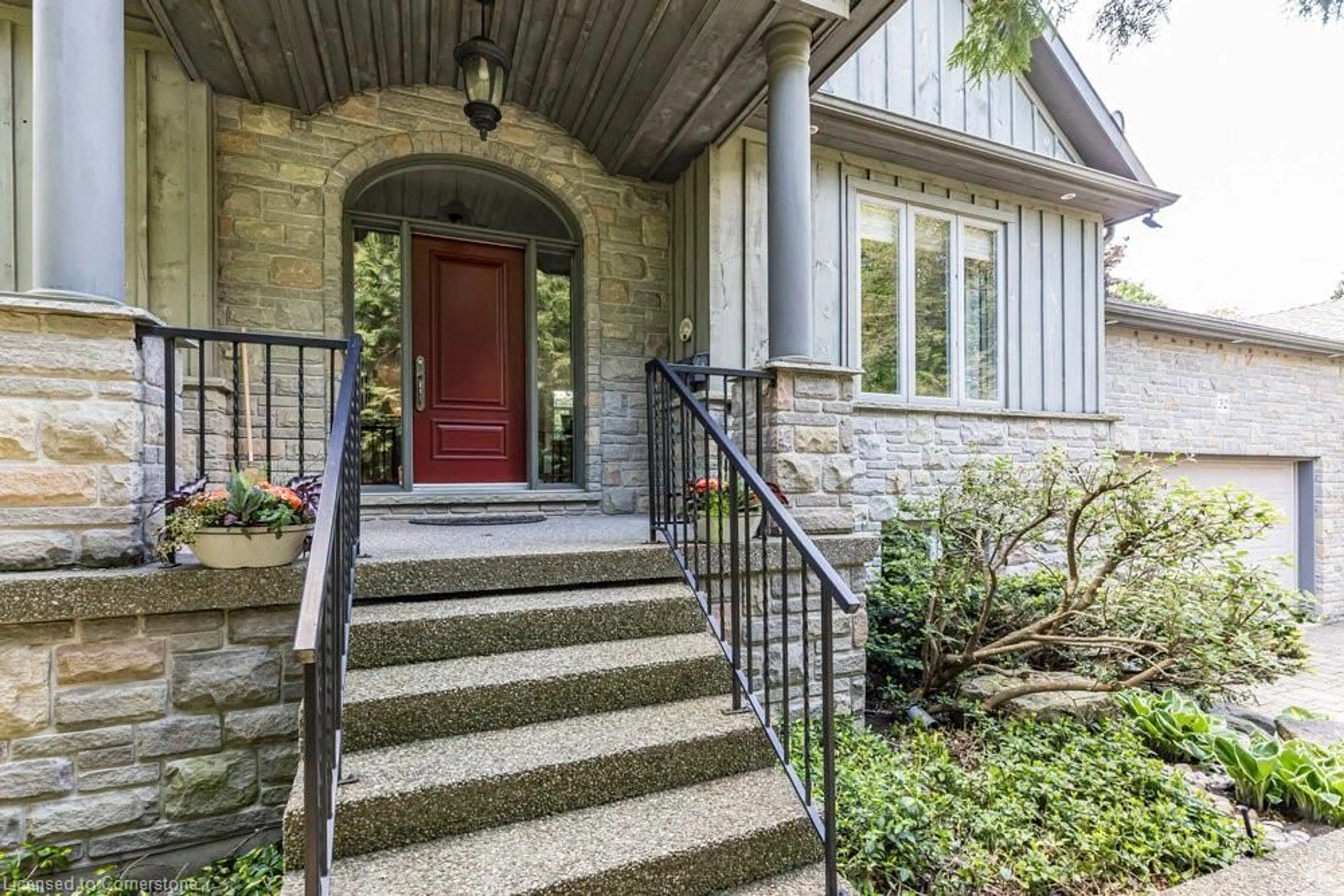 Indoor entryway for 32 Brookside Ave, Ancaster Ontario L9G 2X5