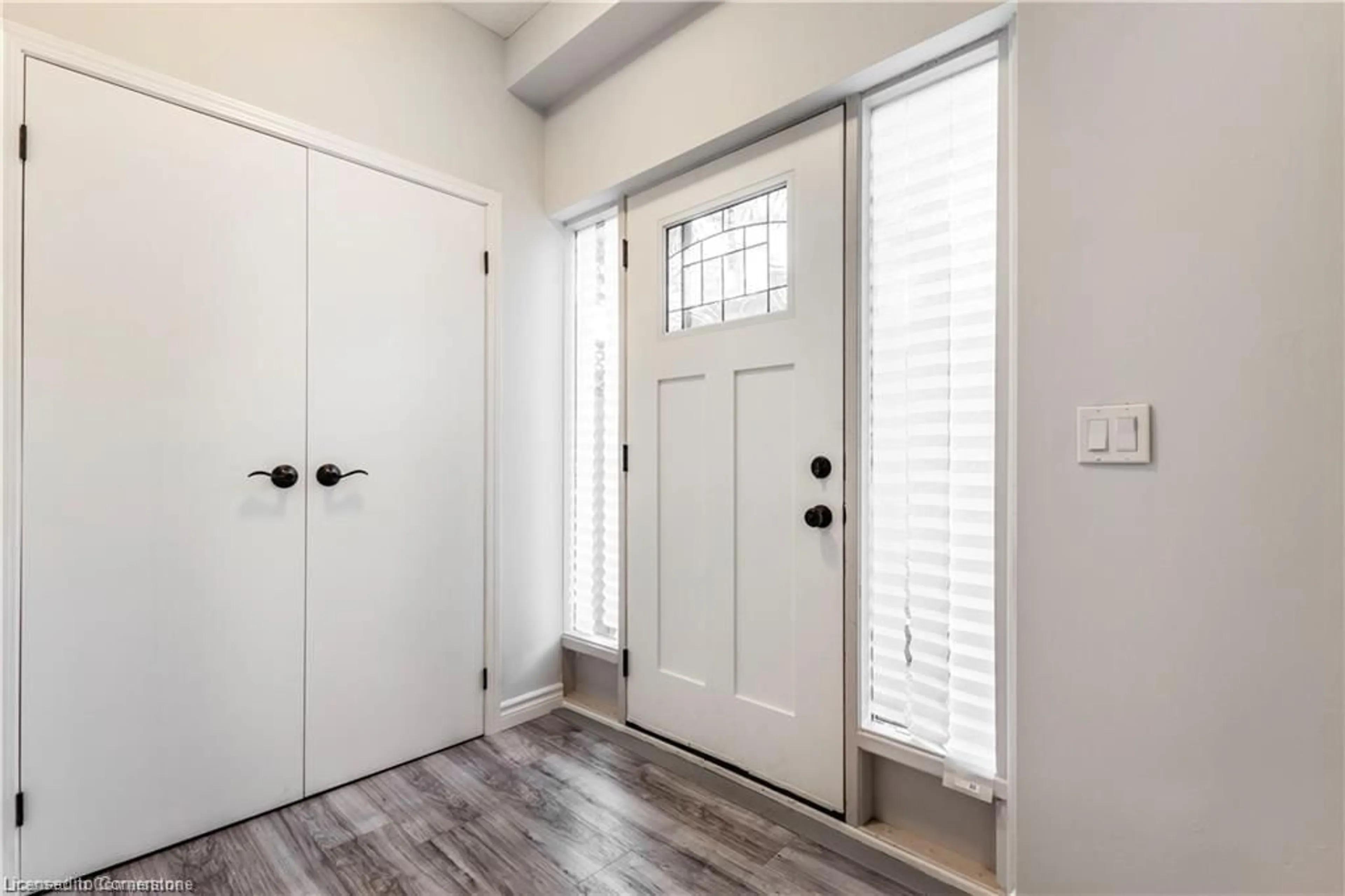 Indoor entryway for 4199 Longmoor Dr #6, Burlington Ontario L7L 5J9