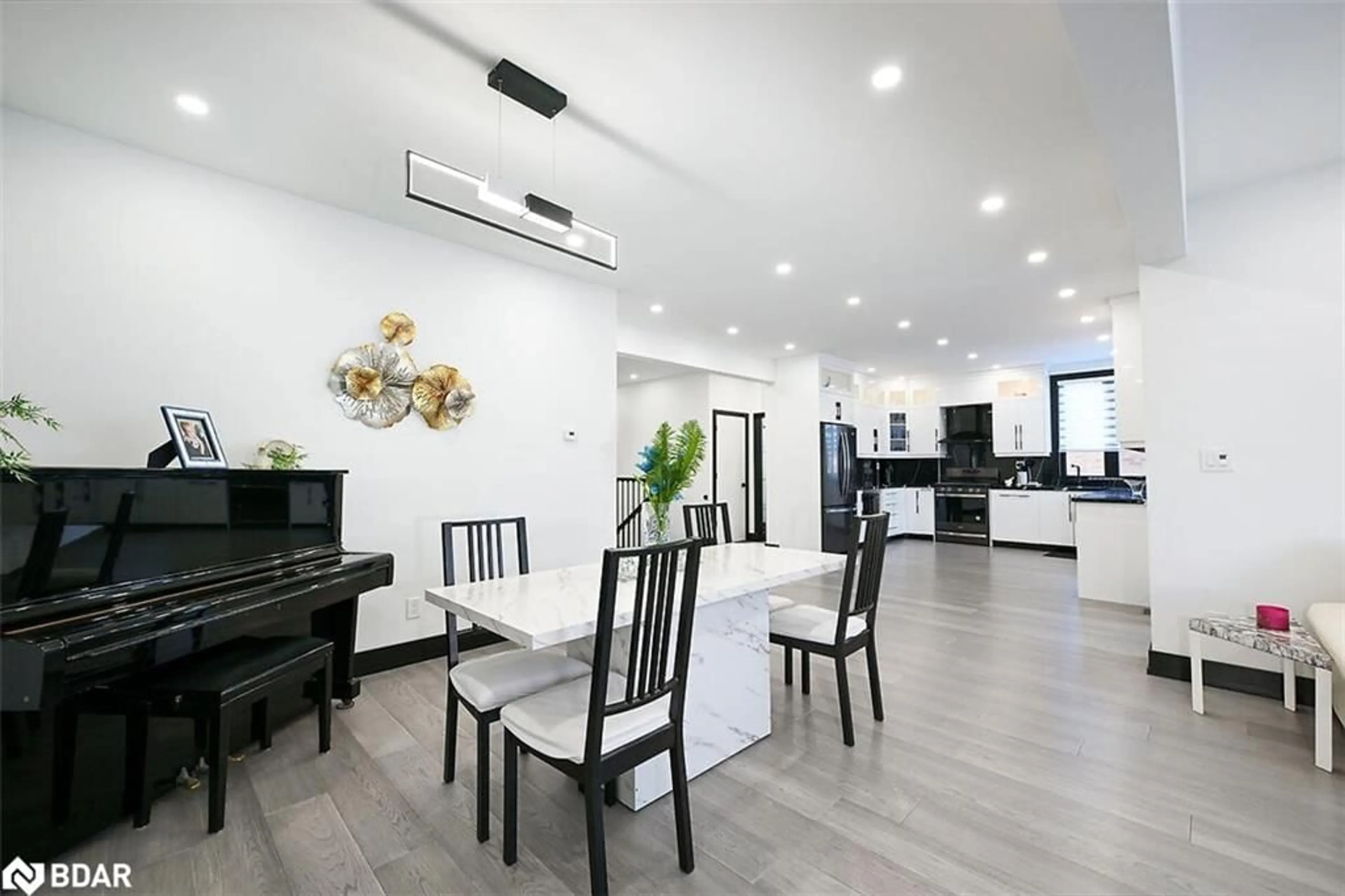 Dining room, wood/laminate floor for 374 Highway 8, Hamilton Ontario L8G 1E8