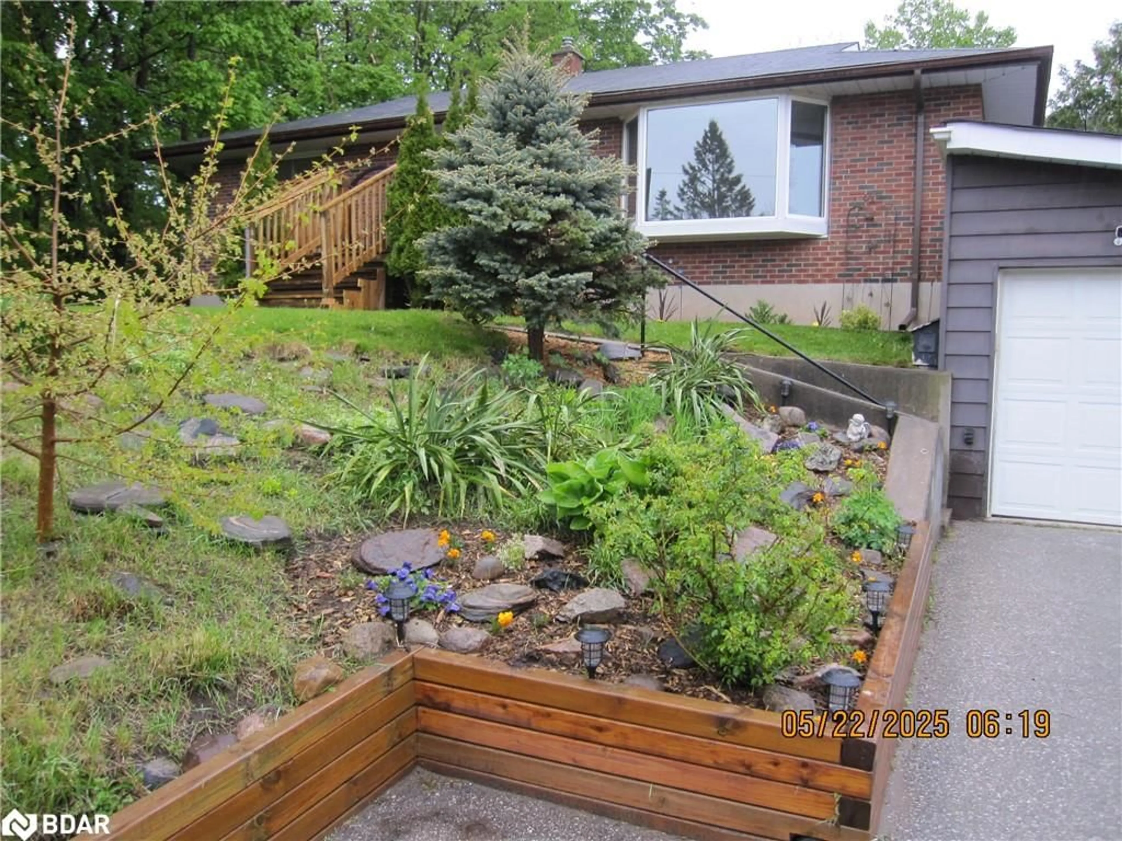 Patio, unknown for 105 Eccles St, Barrie Ontario L4N 1Y6