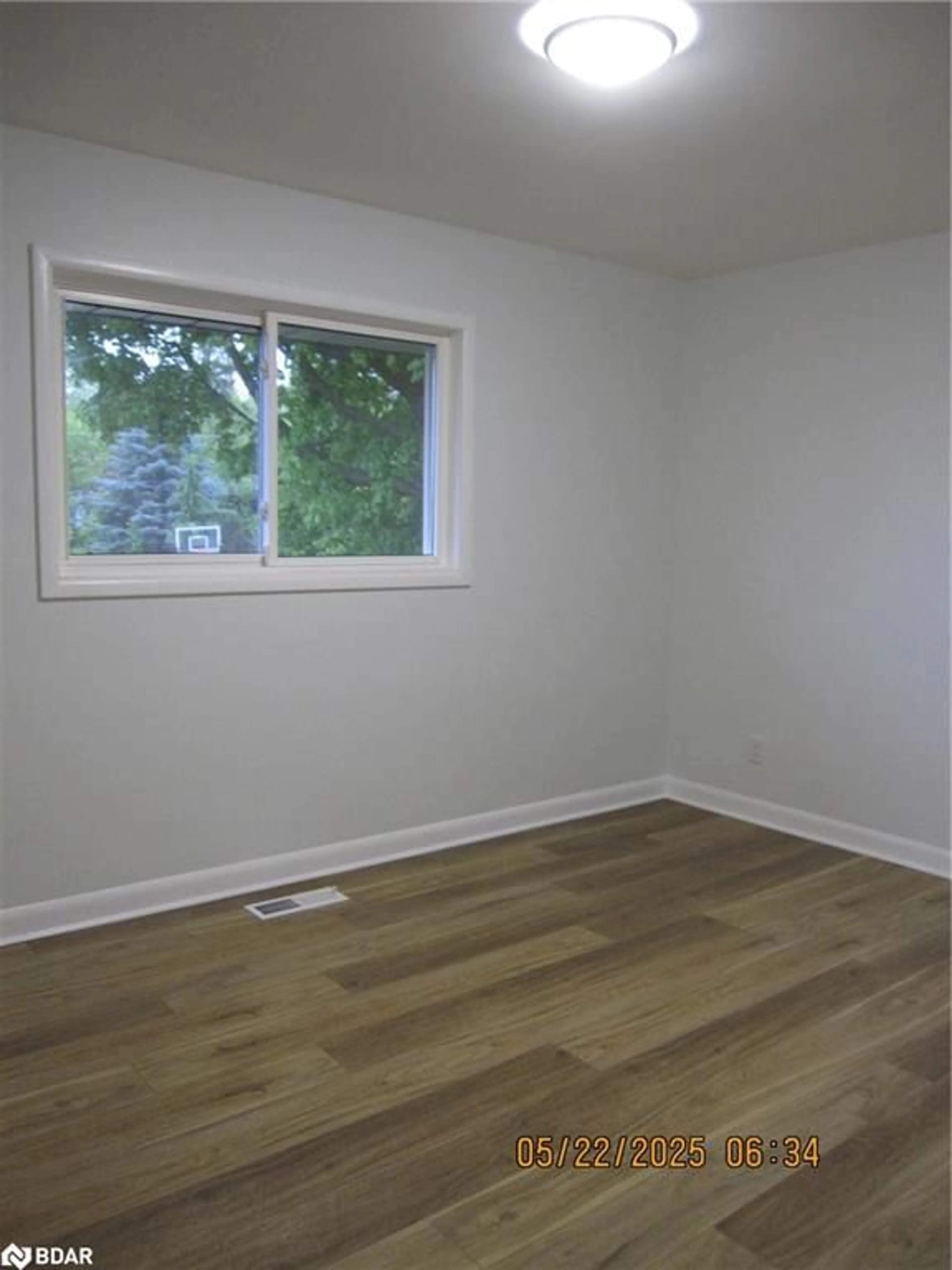A pic of a room for 105 Eccles St, Barrie Ontario L4N 1Y6