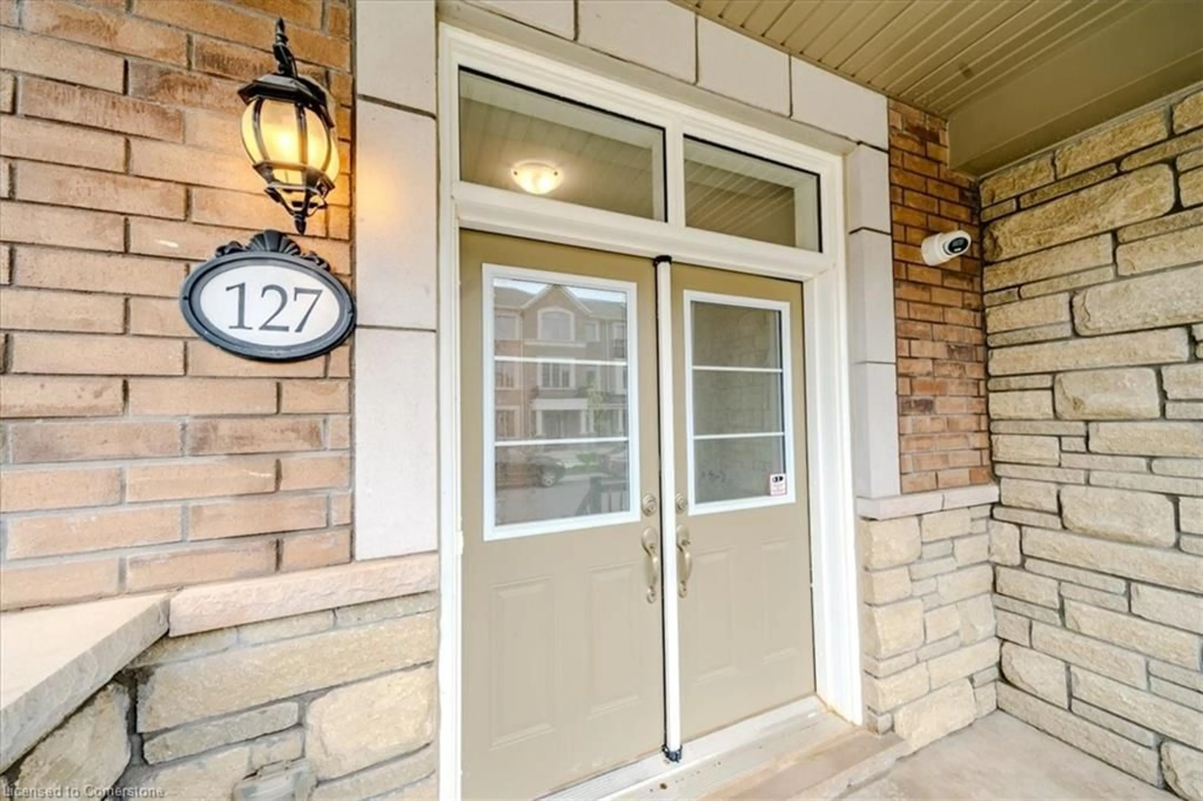 Indoor entryway for 127 Marigold Gdns, Oakville Ontario L6H 0Y1