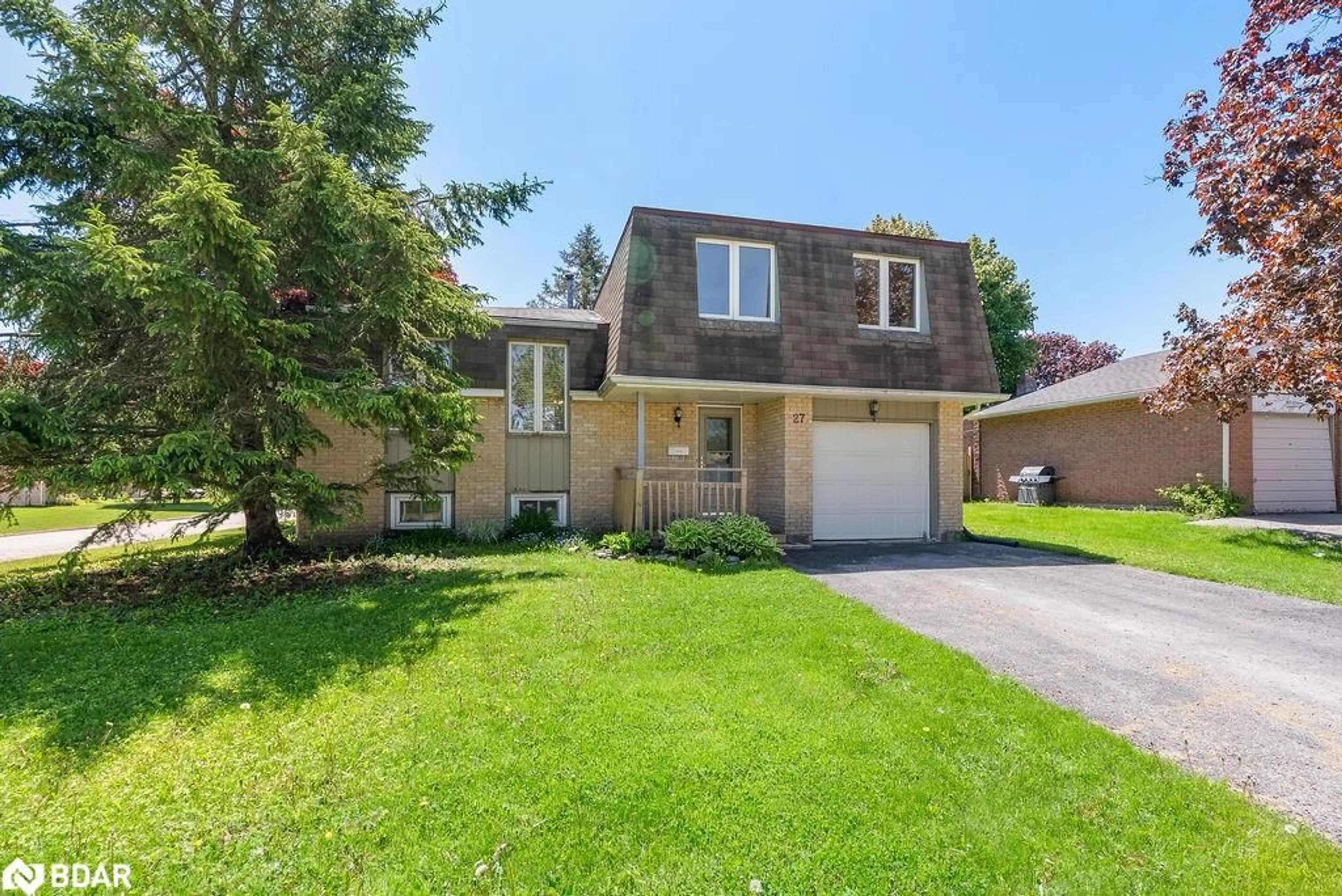 Home with vinyl exterior material, street for 27 Edwin St, Lindsay Ontario K9V 4X9