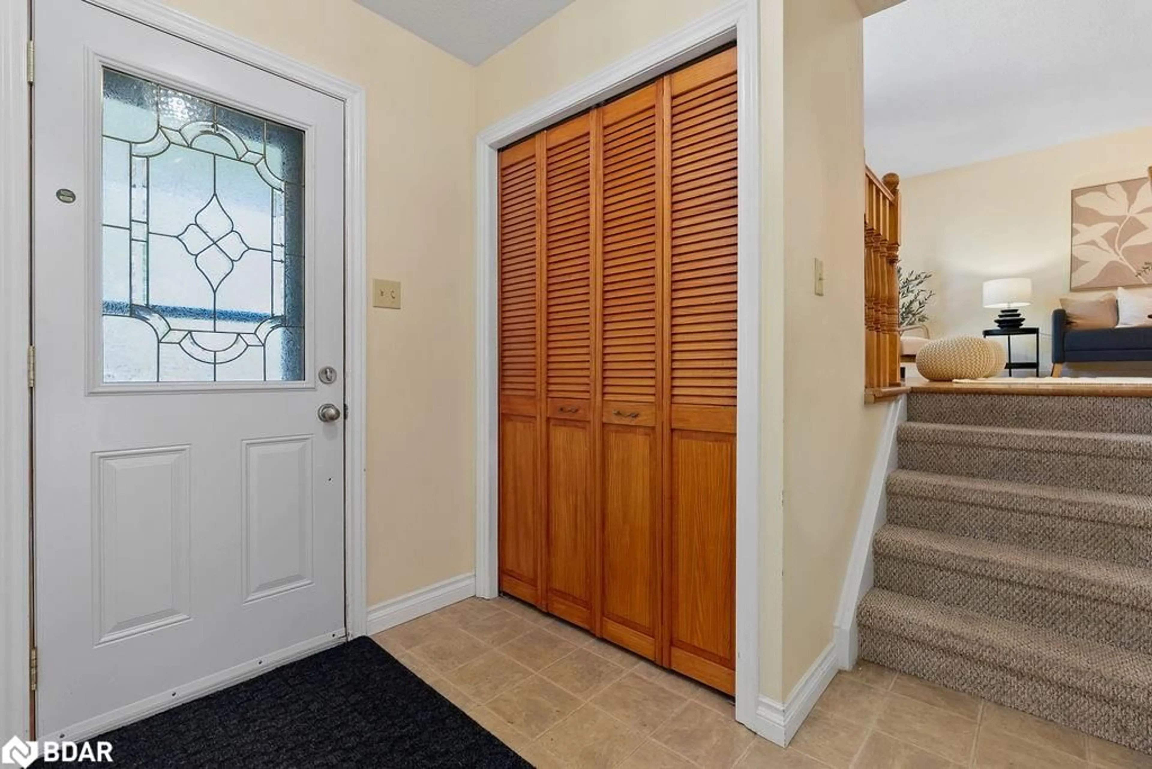 Indoor entryway for 27 Edwin St, Lindsay Ontario K9V 4X9