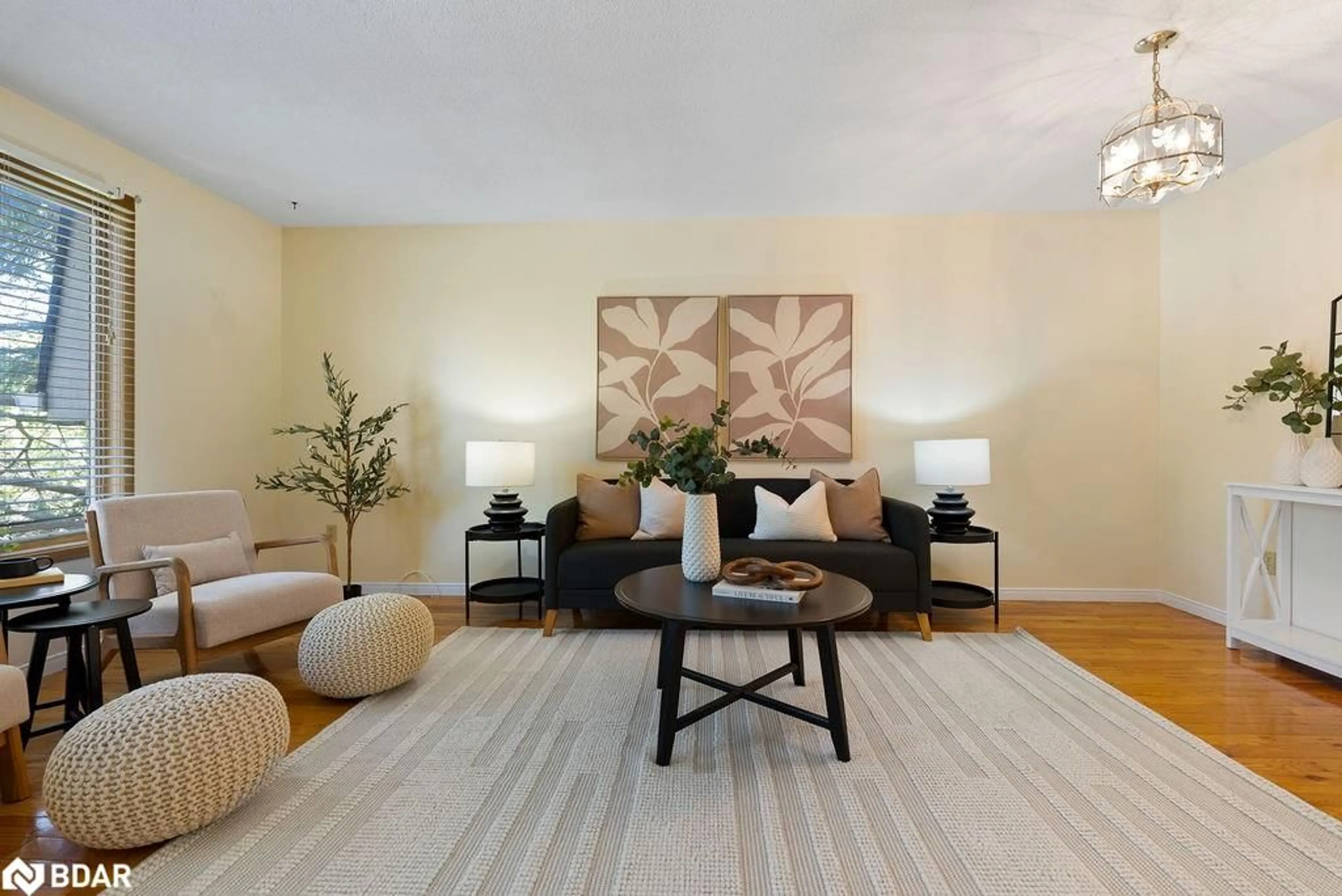 Living room with furniture, unknown for 27 Edwin St, Lindsay Ontario K9V 4X9