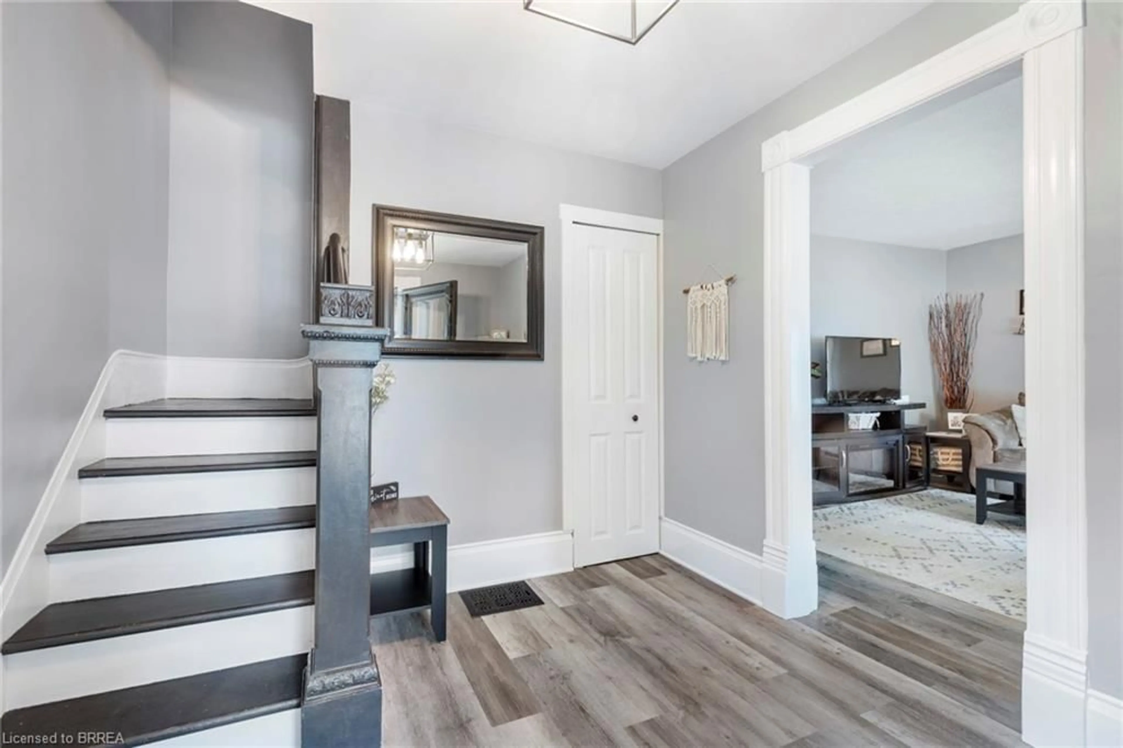 Indoor entryway for 119 Frances St, Ingersoll Ontario N5C 2H2