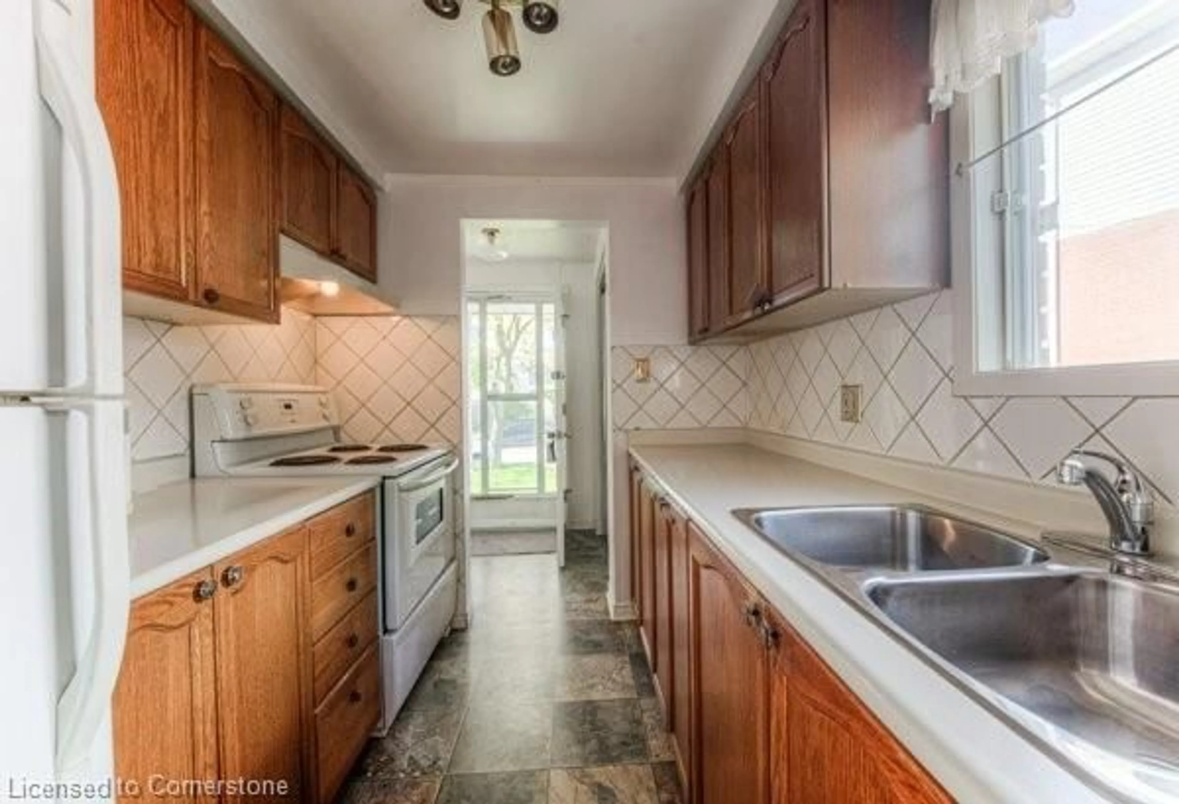 Standard kitchen, ceramic/tile floor for 10 Catalina Crt, Kitchener Ontario N2M 5L9