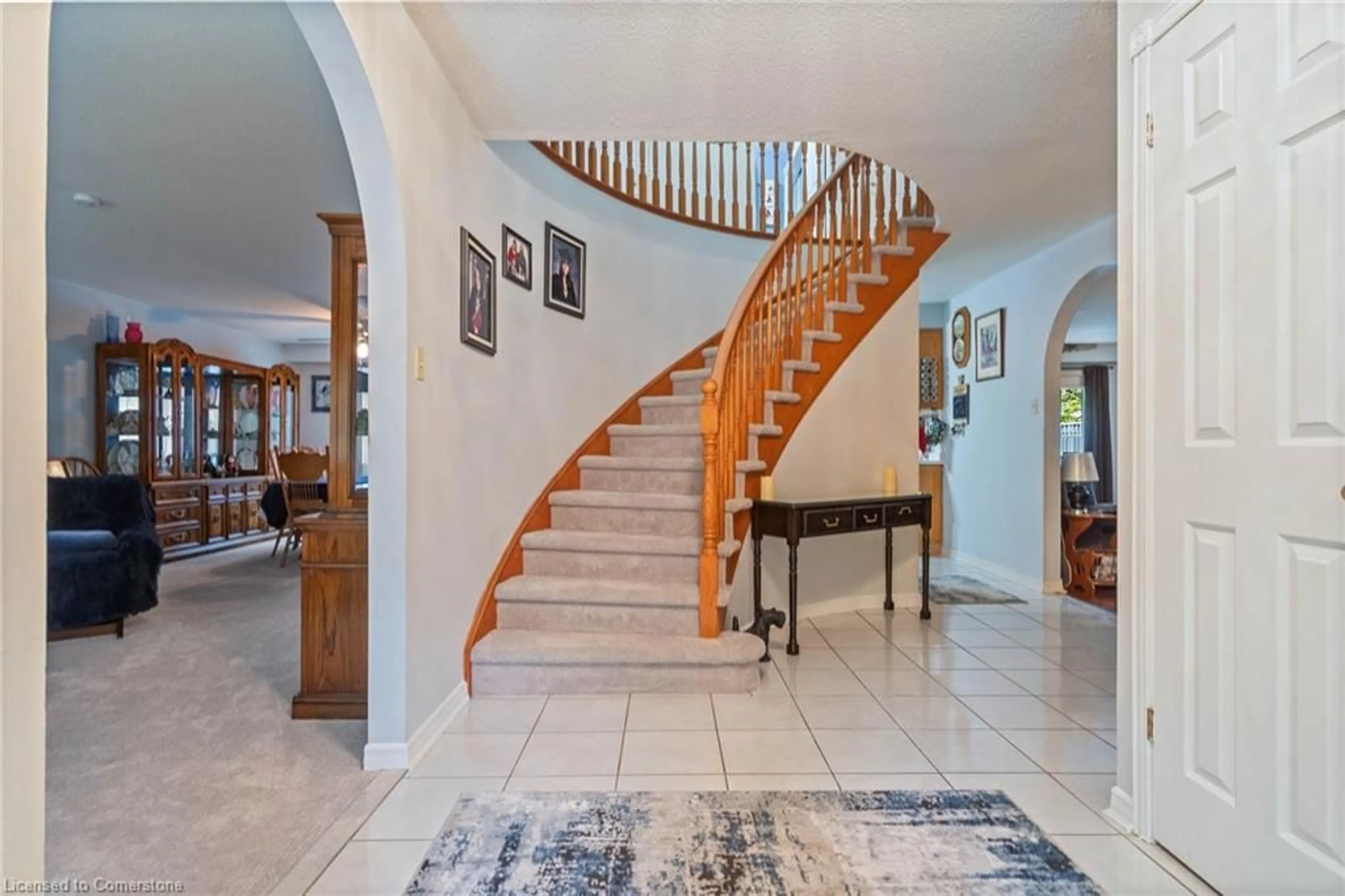 Indoor foyer for 27 Jerome Park Dr, Hamilton Ontario L9H 6G9