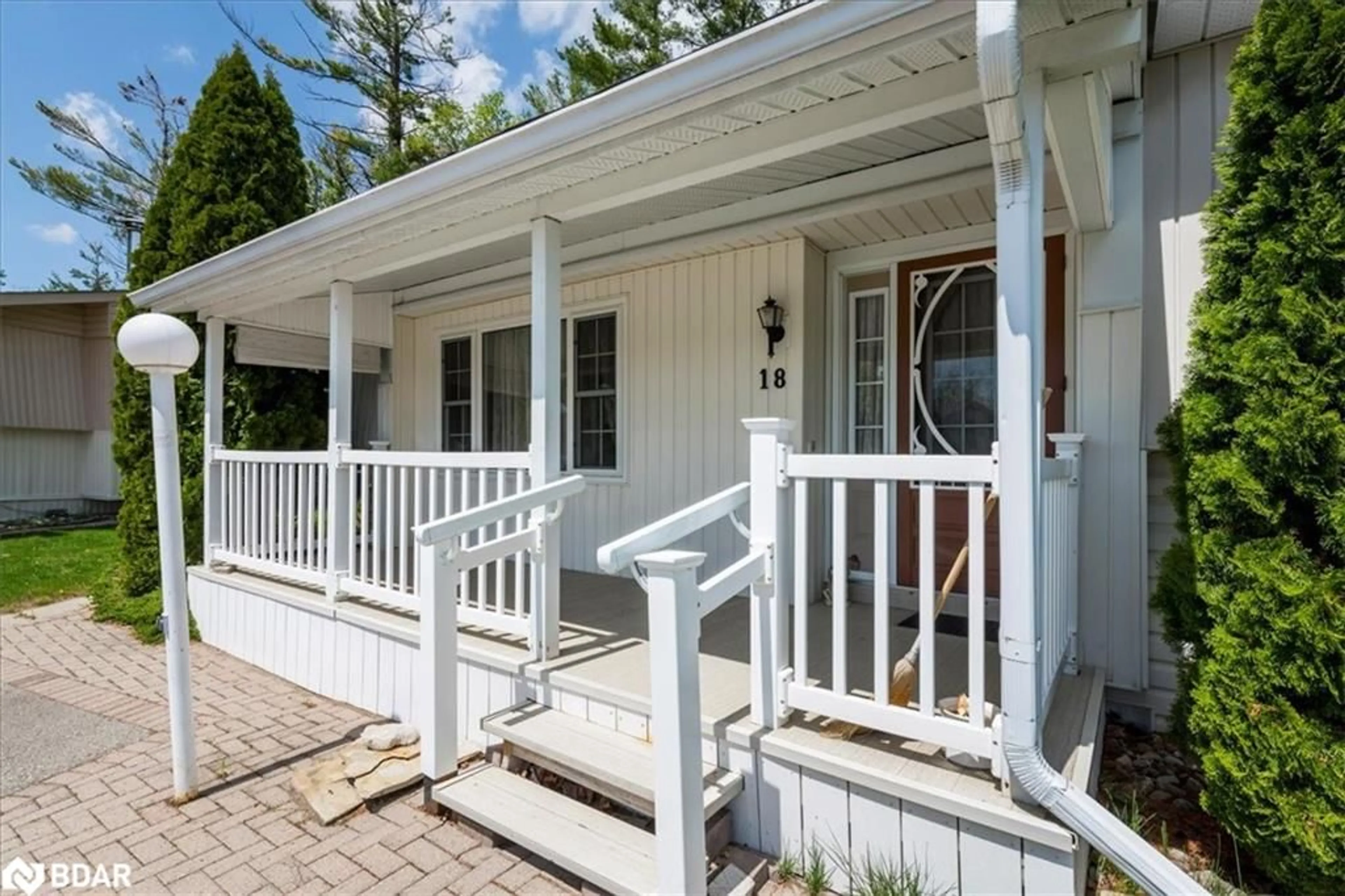Home with vinyl exterior material, street for 18 Riverview Cir, Innisfil Ontario L9S 1M2
