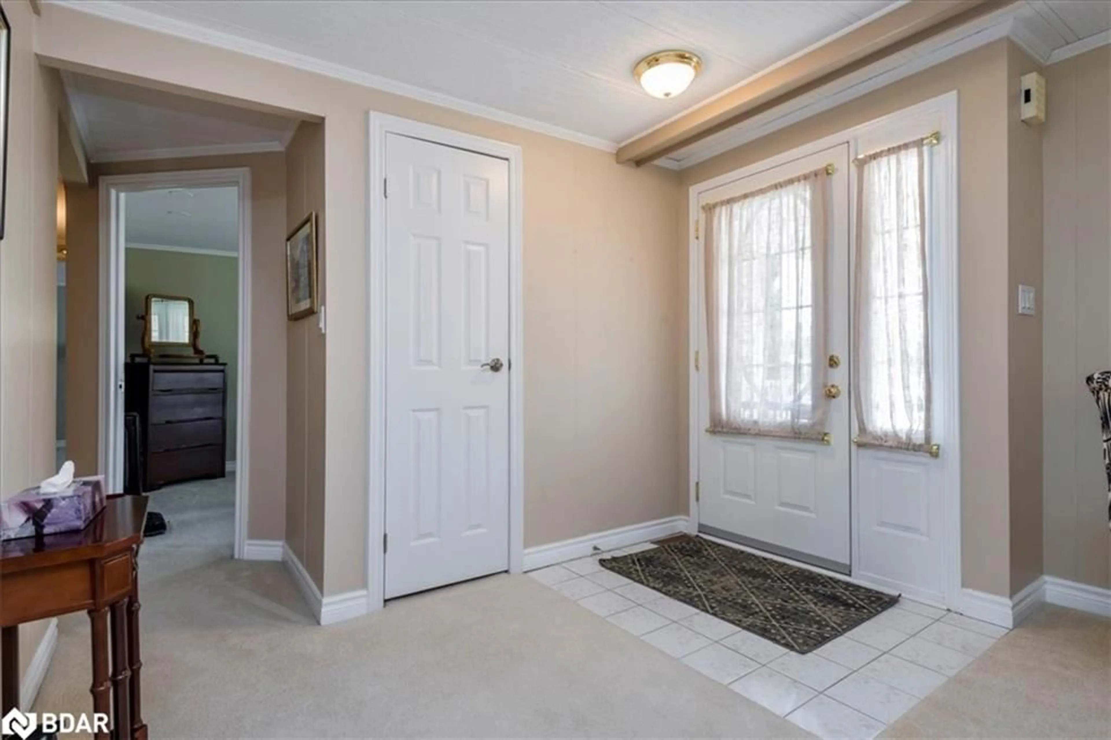 Indoor entryway for 18 Riverview Cir, Innisfil Ontario L9S 1M2