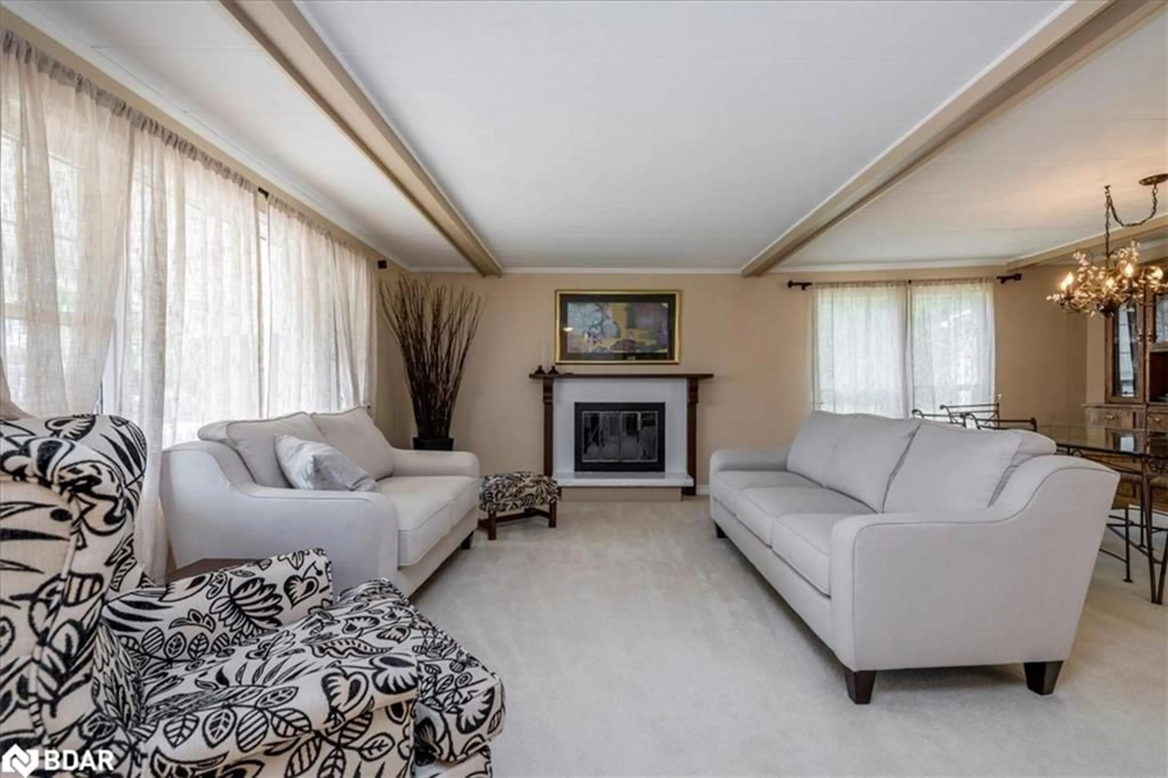 Living room with furniture, unknown for 18 Riverview Cir, Innisfil Ontario L9S 1M2