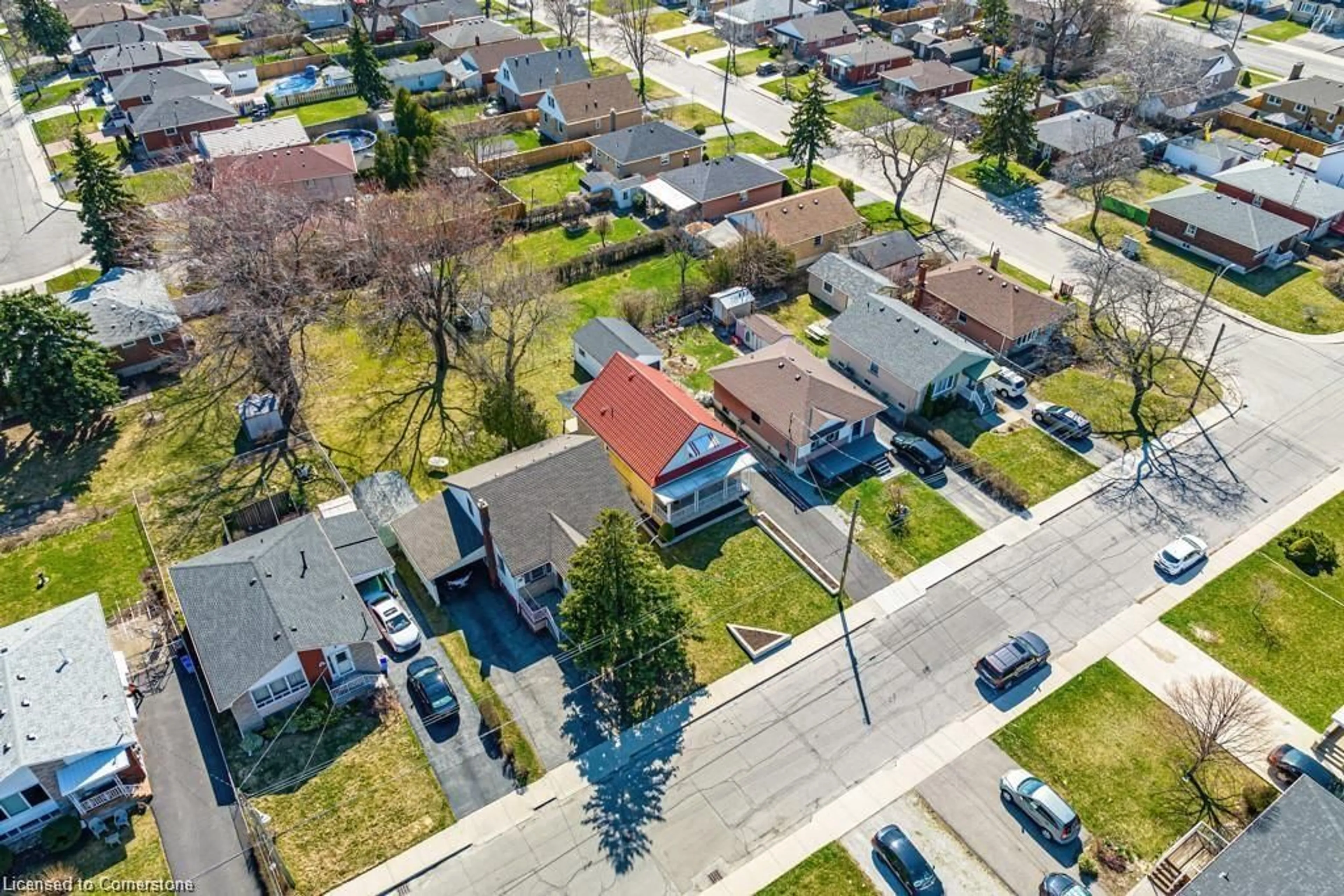 A pic from outside/outdoor area/front of a property/back of a property/a pic from drone, street for 60 Howe Ave, Hamilton Ontario L9A 1W9