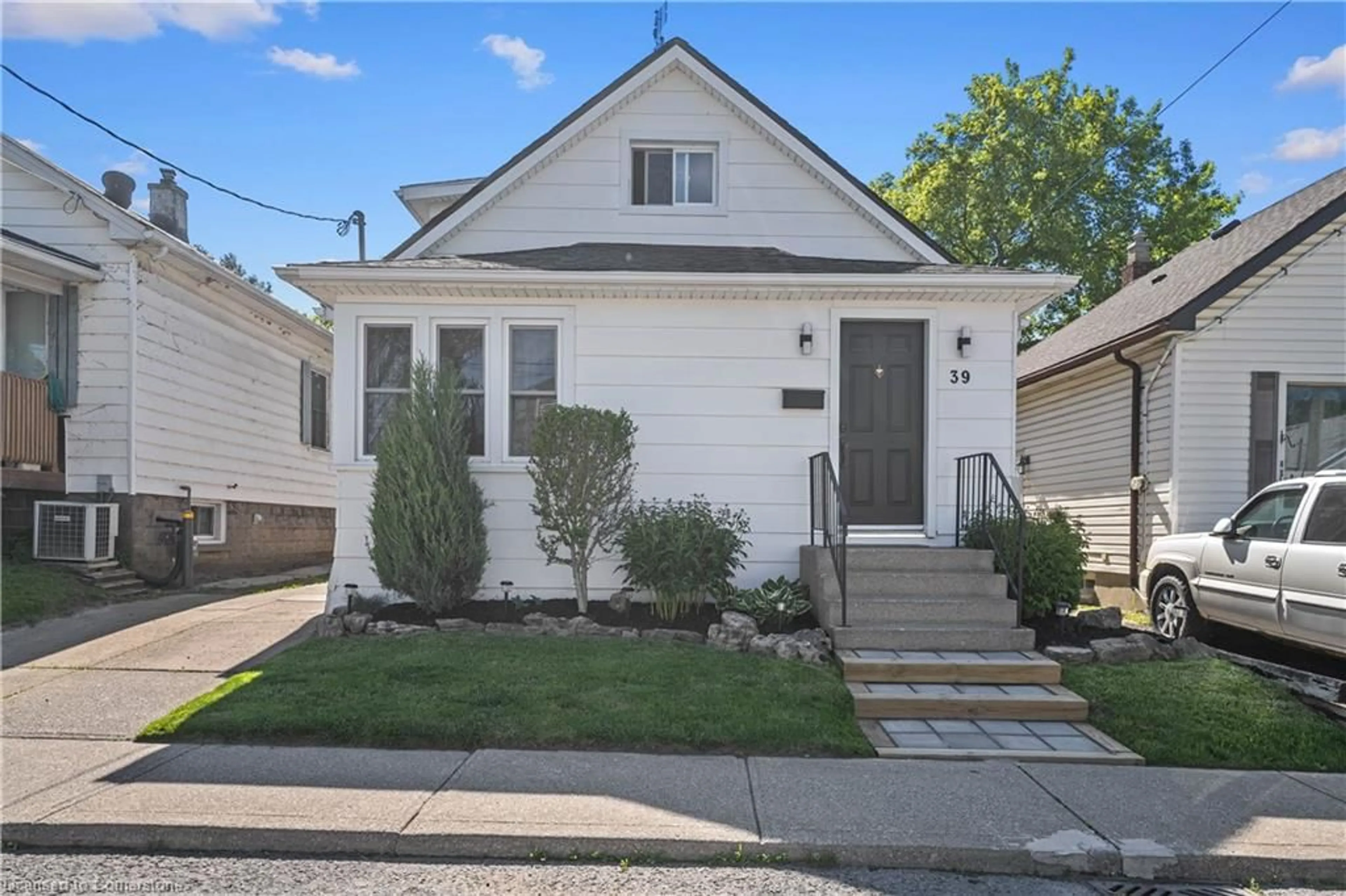 Home with brick exterior material, street for 39 Richmond Ave, St. Catharines Ontario L2R 3W6