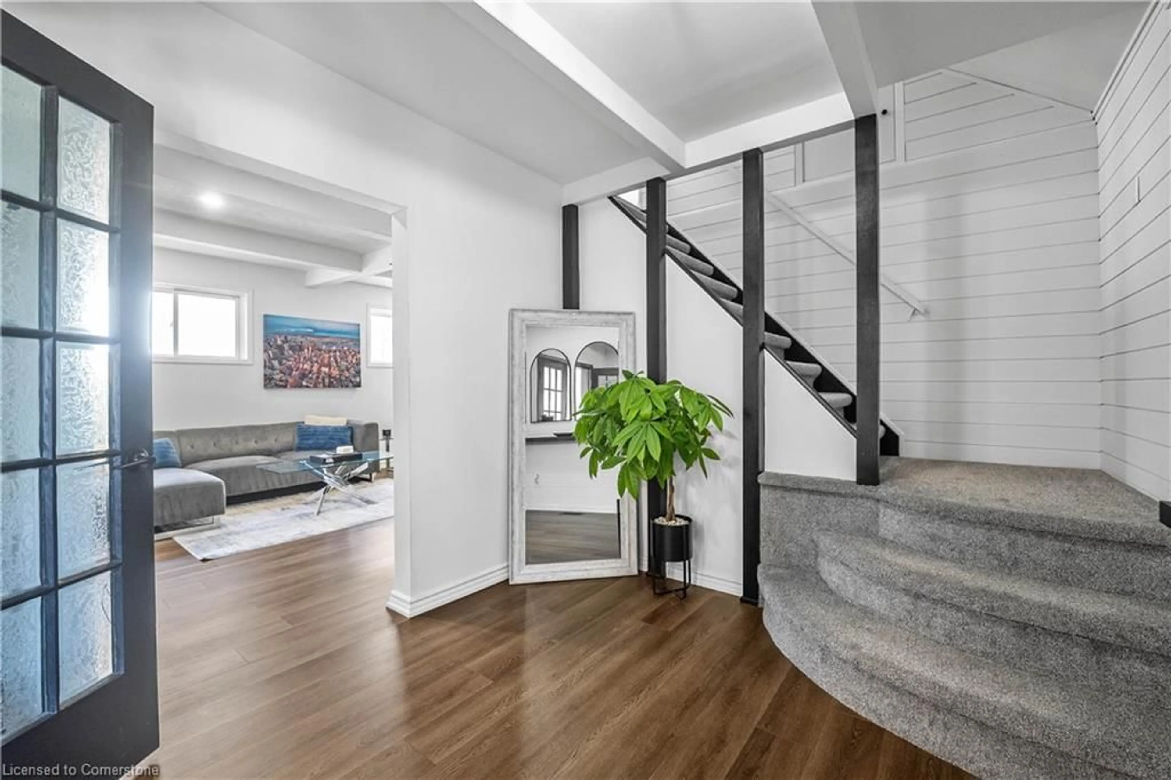 Indoor entryway for 39 Richmond Ave, St. Catharines Ontario L2R 3W6