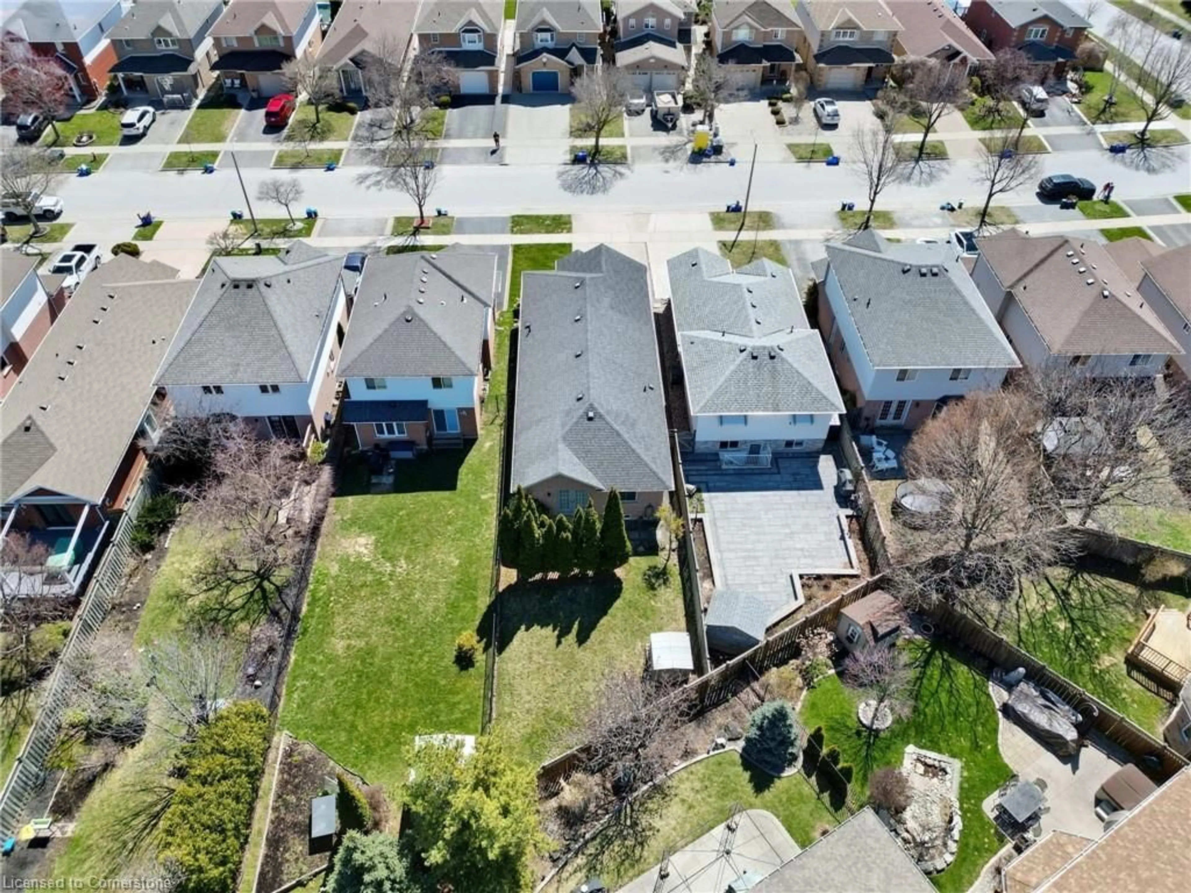 A pic from outside/outdoor area/front of a property/back of a property/a pic from drone, street for 4111 Continental Dr, Burlington Ontario L7M 4L1