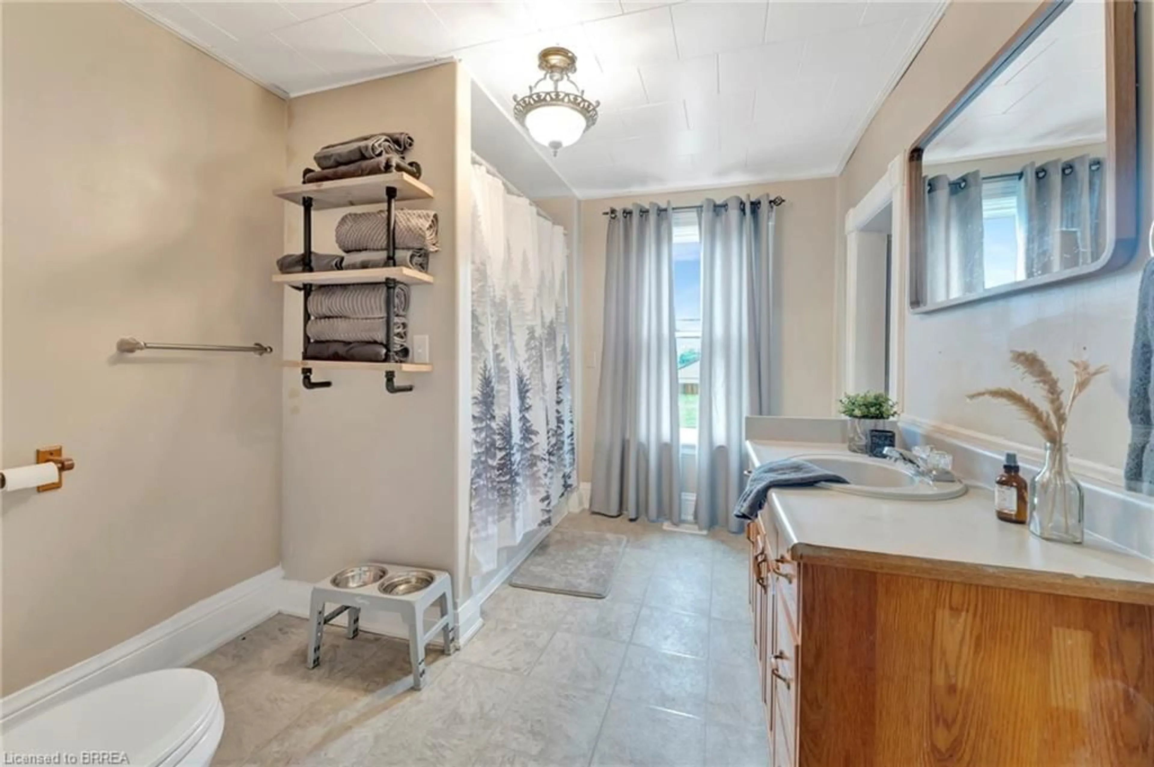 Standard bathroom, ceramic/tile floor for 16 John St, Hagersville Ontario N0A 1H0