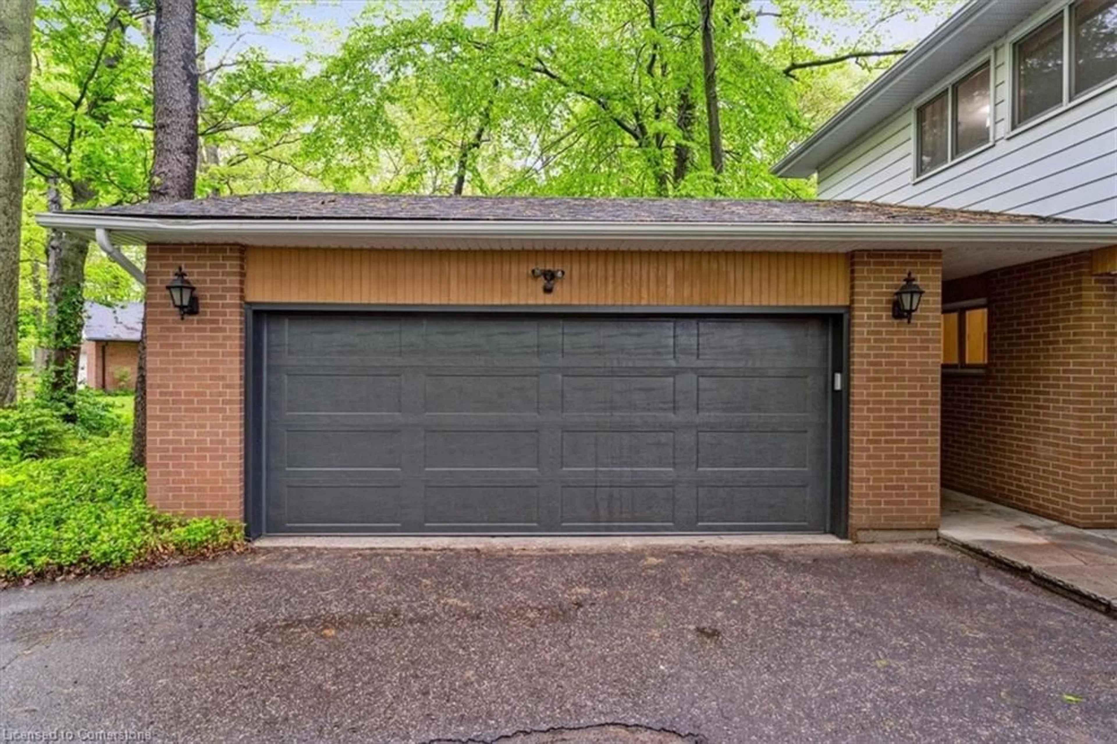 Indoor garage for 10 Oak Lane, Fonthill Ontario L0S 1E2
