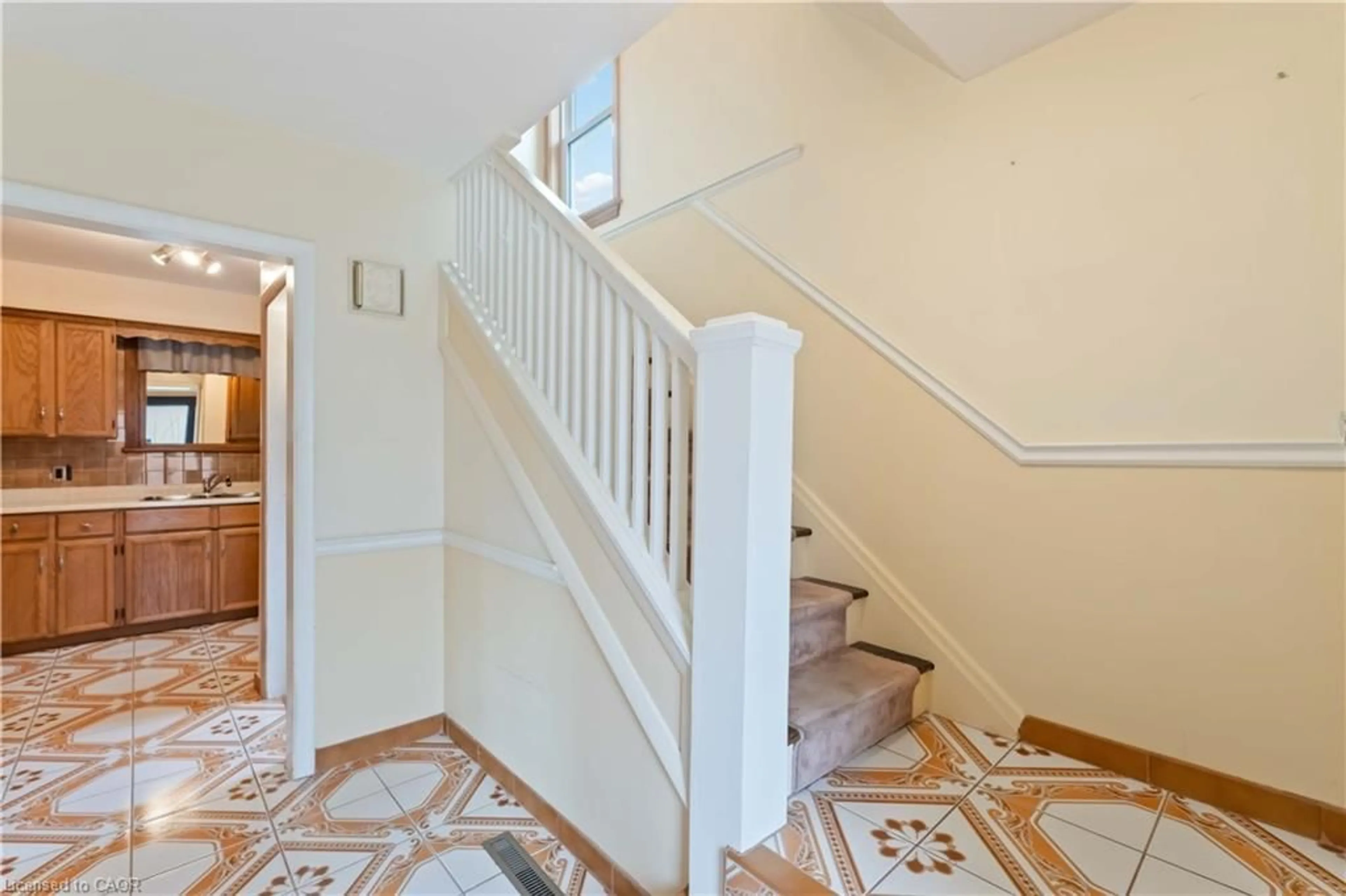 Stairs for 115 West 32nd St, Hamilton Ontario L9C 5G8