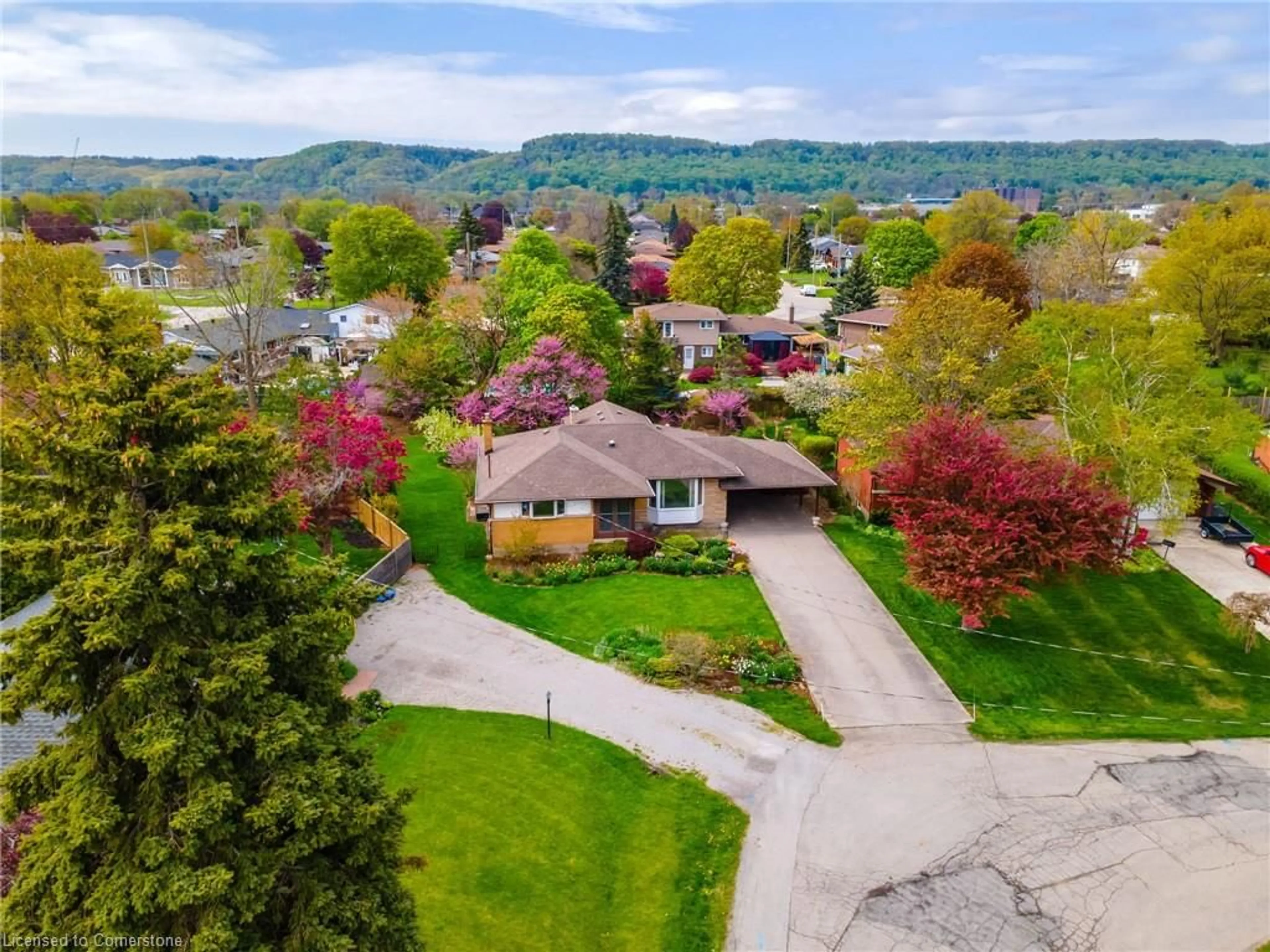 A pic from outside/outdoor area/front of a property/back of a property/a pic from drone, street for 5 Almond Gdns, Grimsby Ontario L3M 2J9