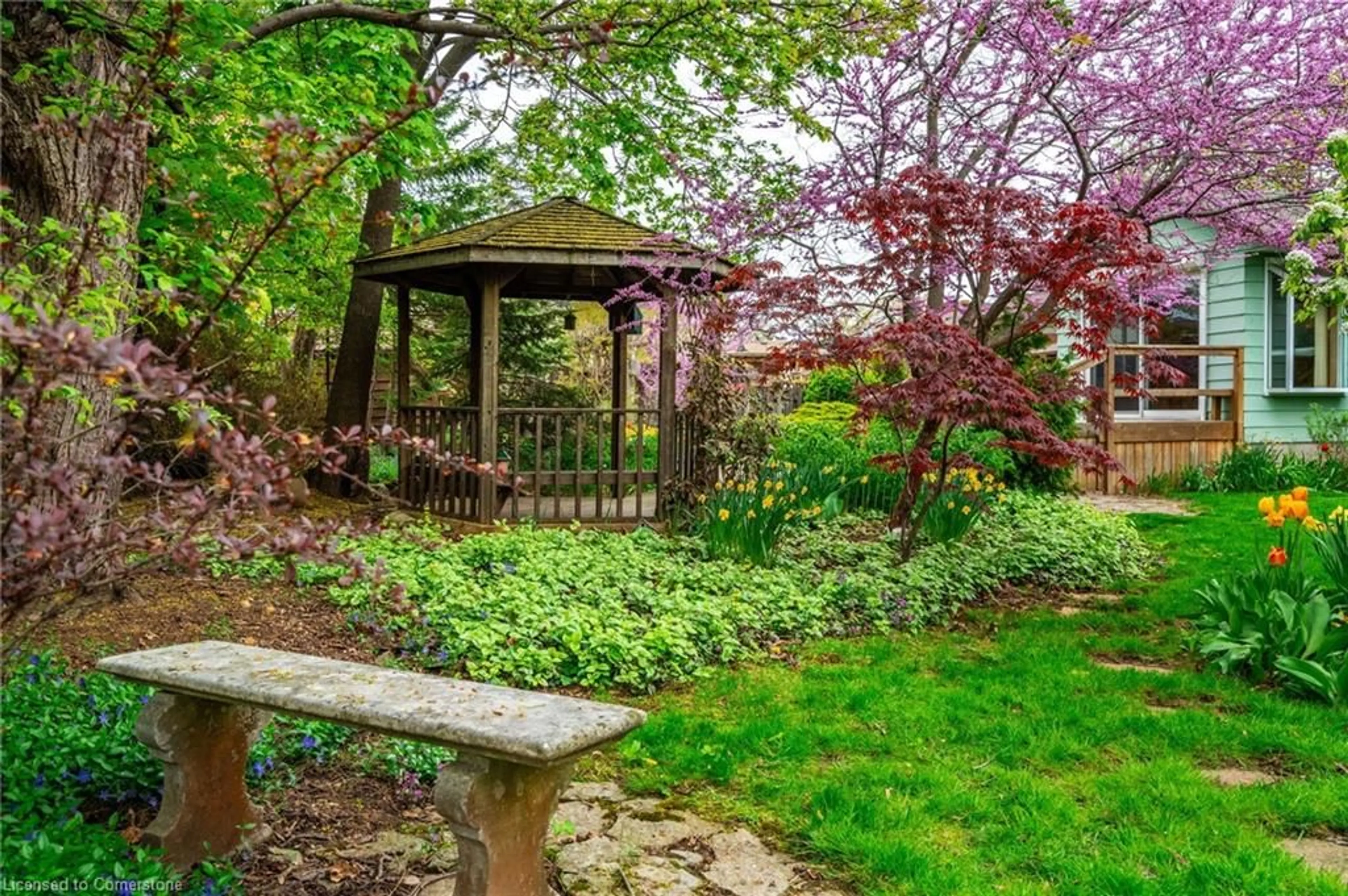 Patio, unknown for 5 Almond Gdns, Grimsby Ontario L3M 2J9