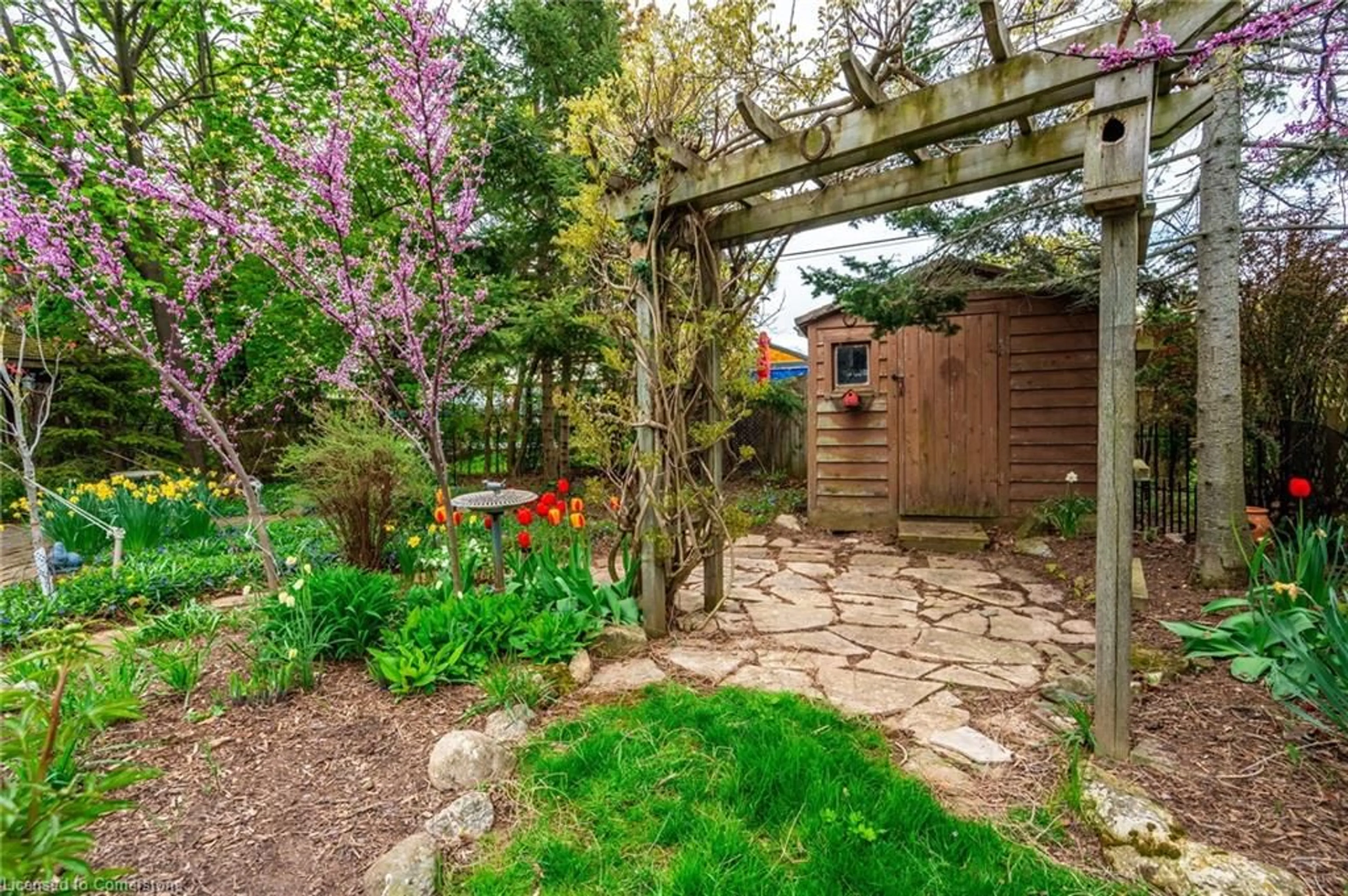 Patio, street for 5 Almond Gdns, Grimsby Ontario L3M 2J9