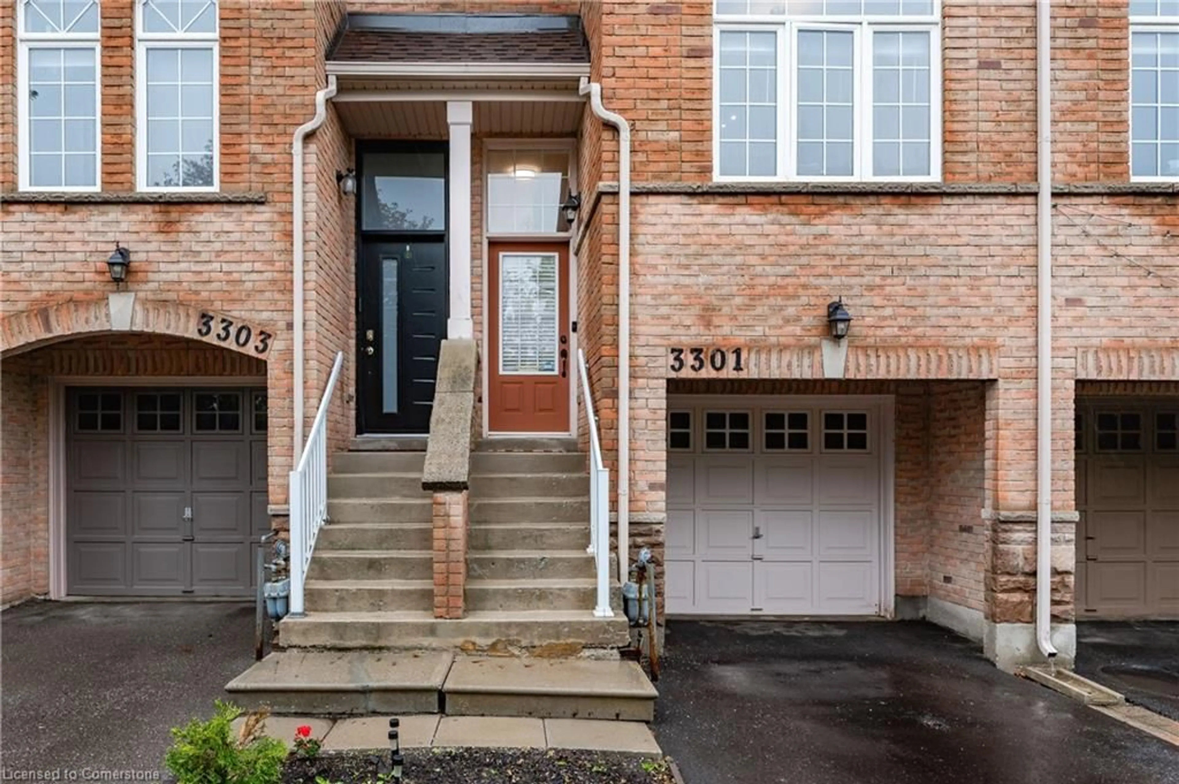 Indoor entryway for 3301 Redpath Cir, Mississauga Ontario L5N 8R3