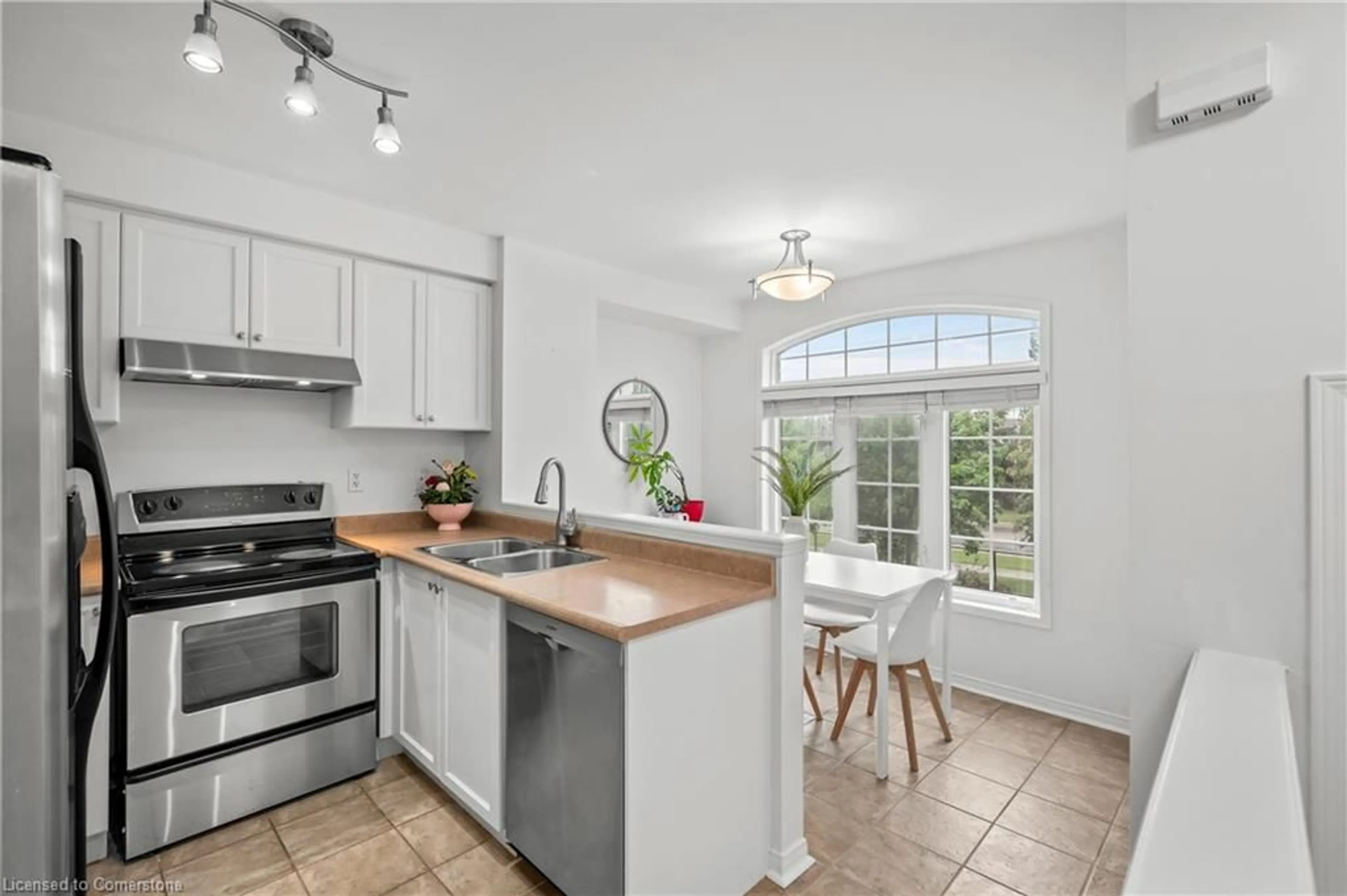 Open concept kitchen, ceramic/tile floor for 3301 Redpath Cir, Mississauga Ontario L5N 8R3