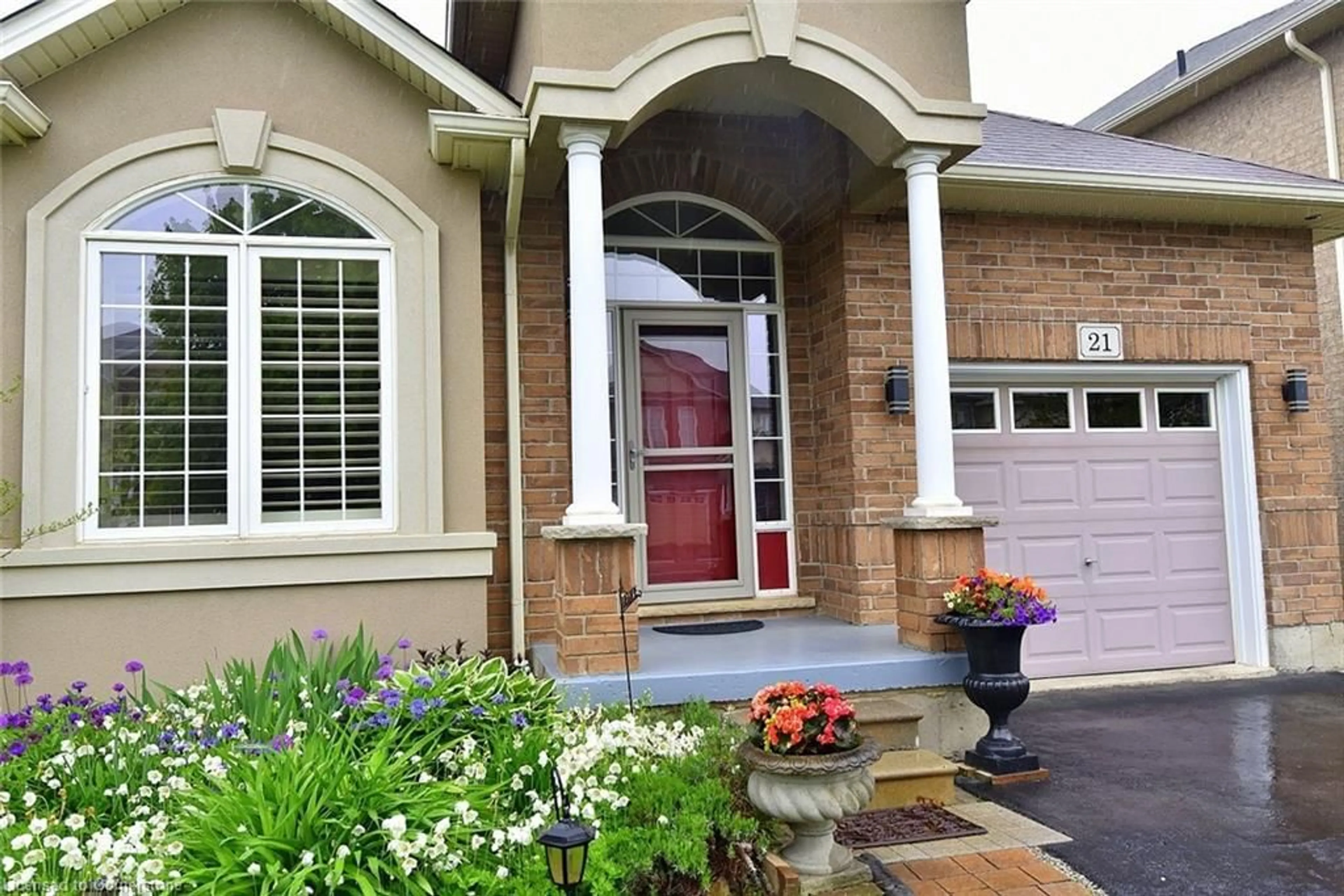Indoor entryway for 21 Guest St, Ancaster Ontario L9K 0G2