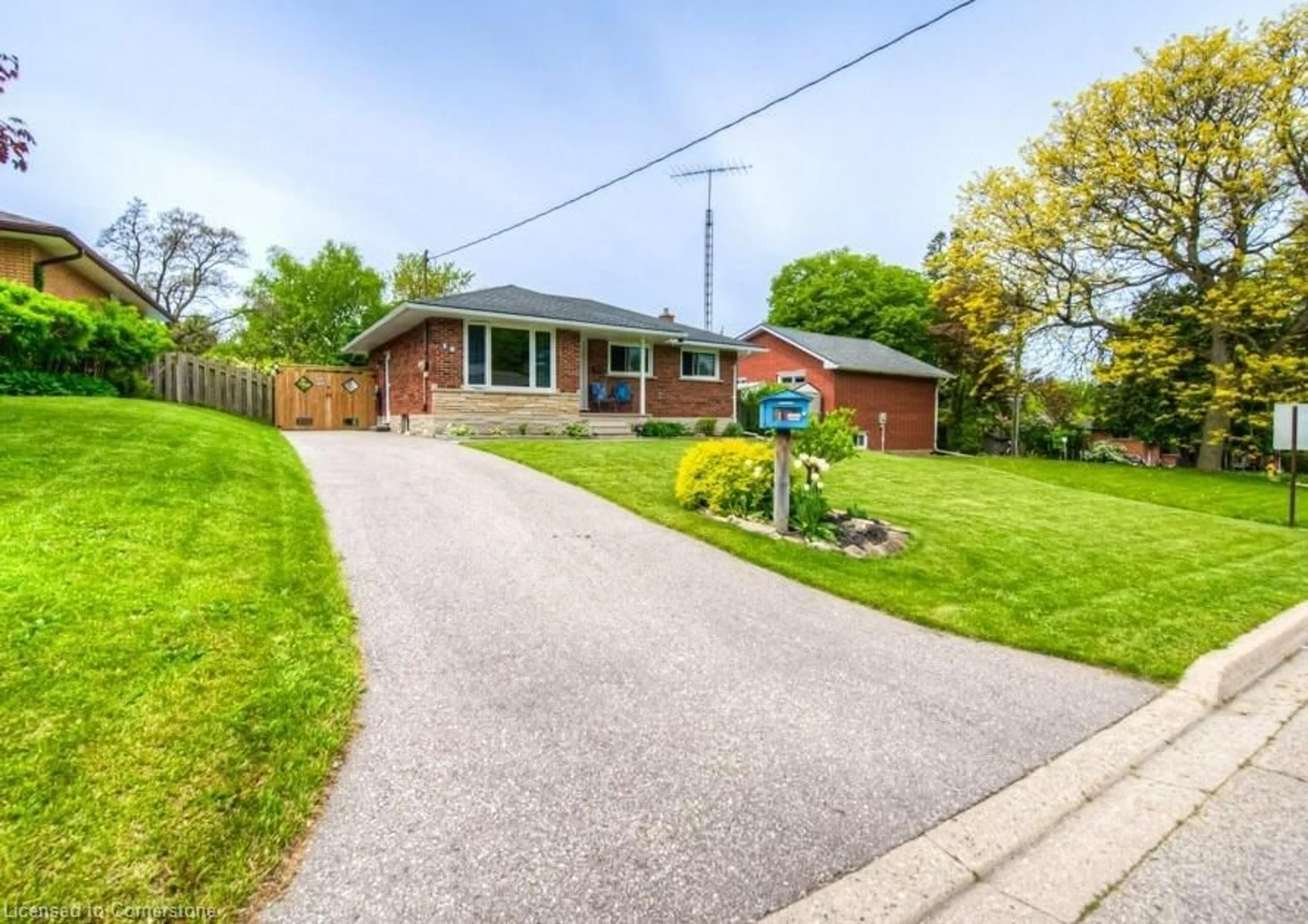 A pic from outside/outdoor area/front of a property/back of a property/a pic from drone, street for 18 Renwick Ave, Cambridge Ontario N3C 2T6