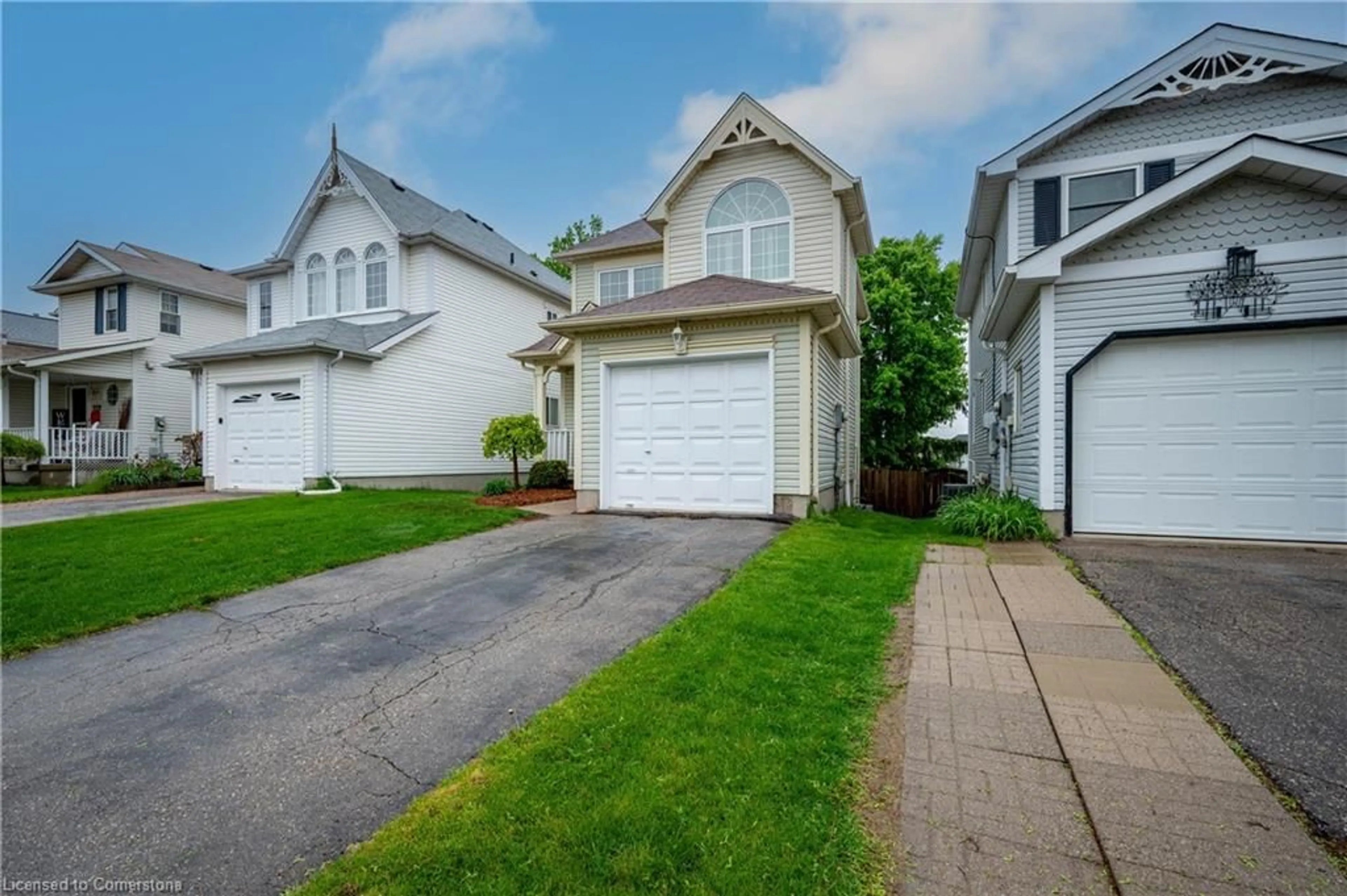 Home with vinyl exterior material, street for 204 Auburn Dr, Waterloo Ontario N2K 3T2