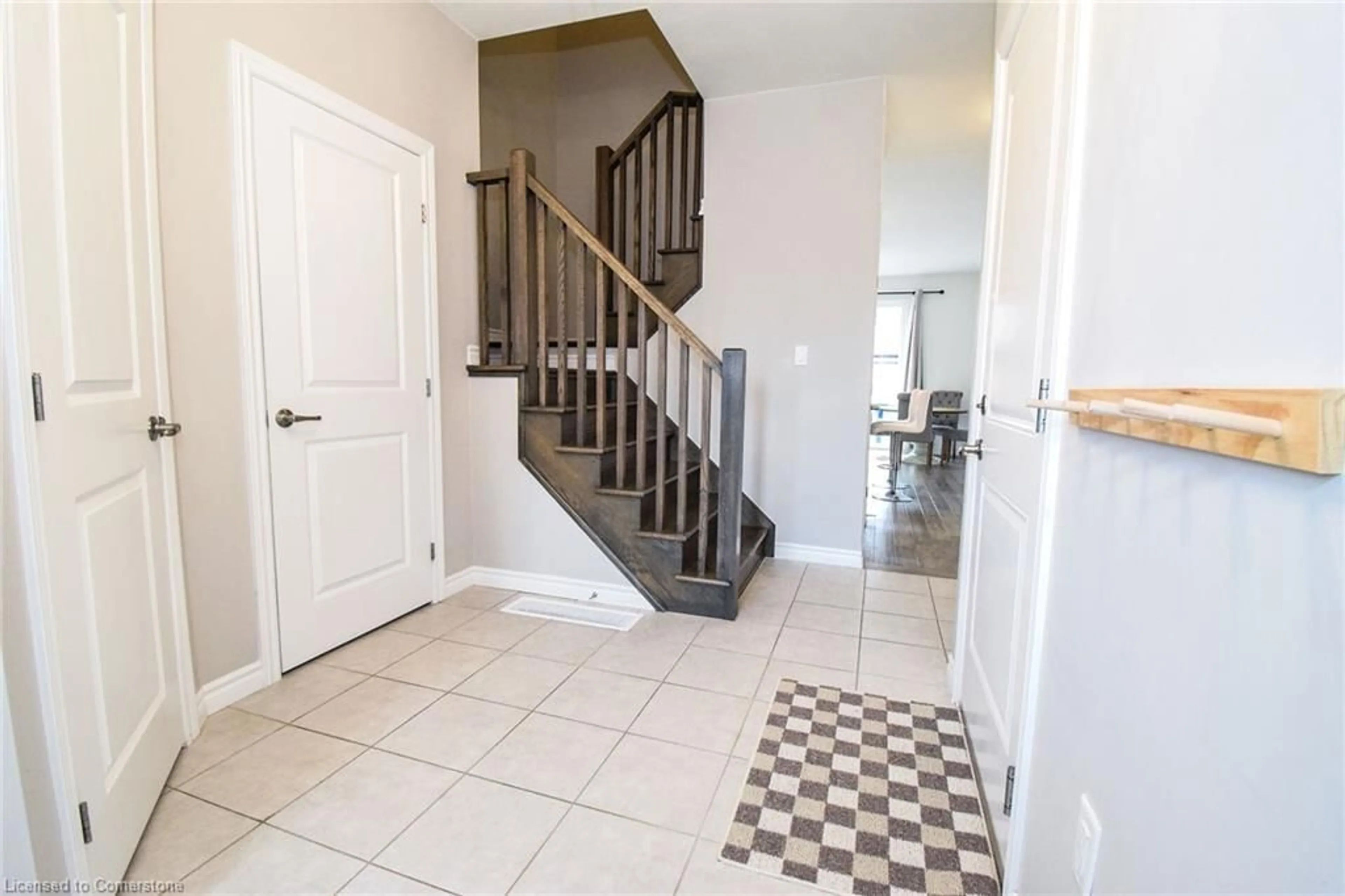 Indoor entryway for 4062 Thomas St, Beamsville Ontario L3J 0S5