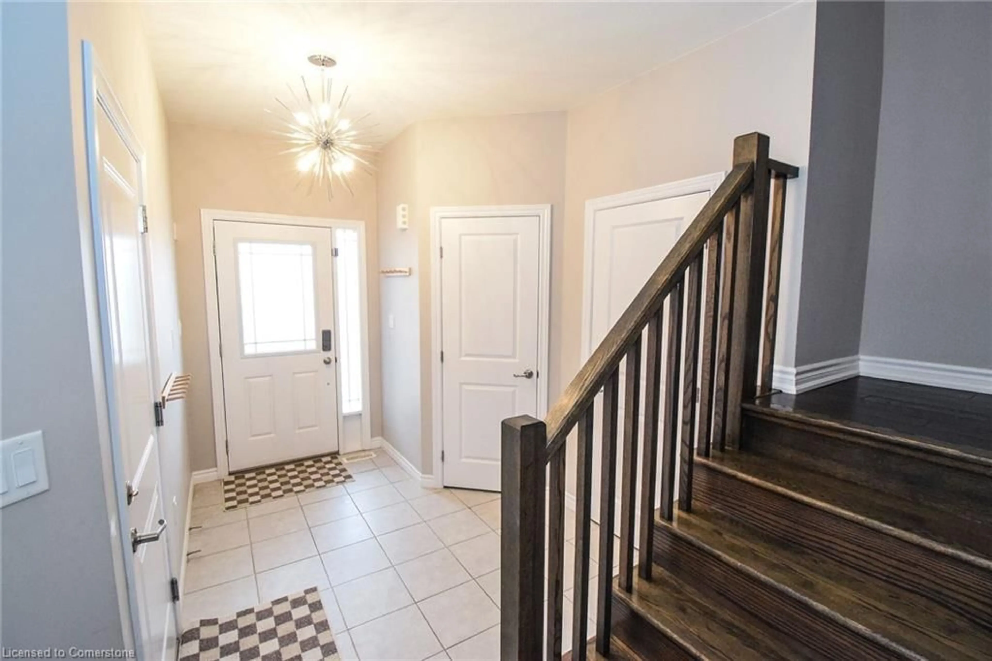 Indoor entryway for 4062 Thomas St, Beamsville Ontario L3J 0S5