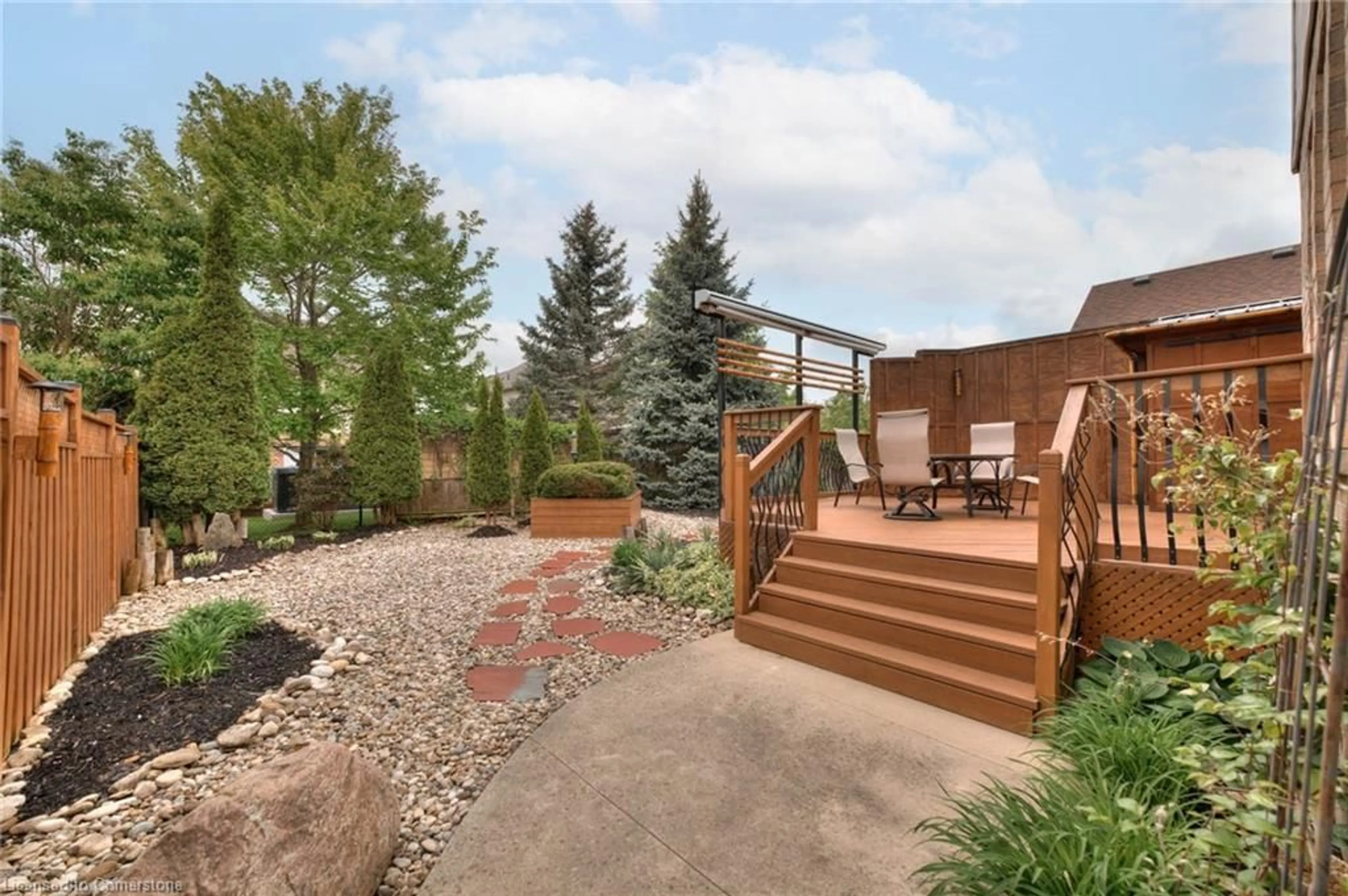Patio, mountain view for 814 Bonavista Dr, Waterloo Ontario N2K 3Z8