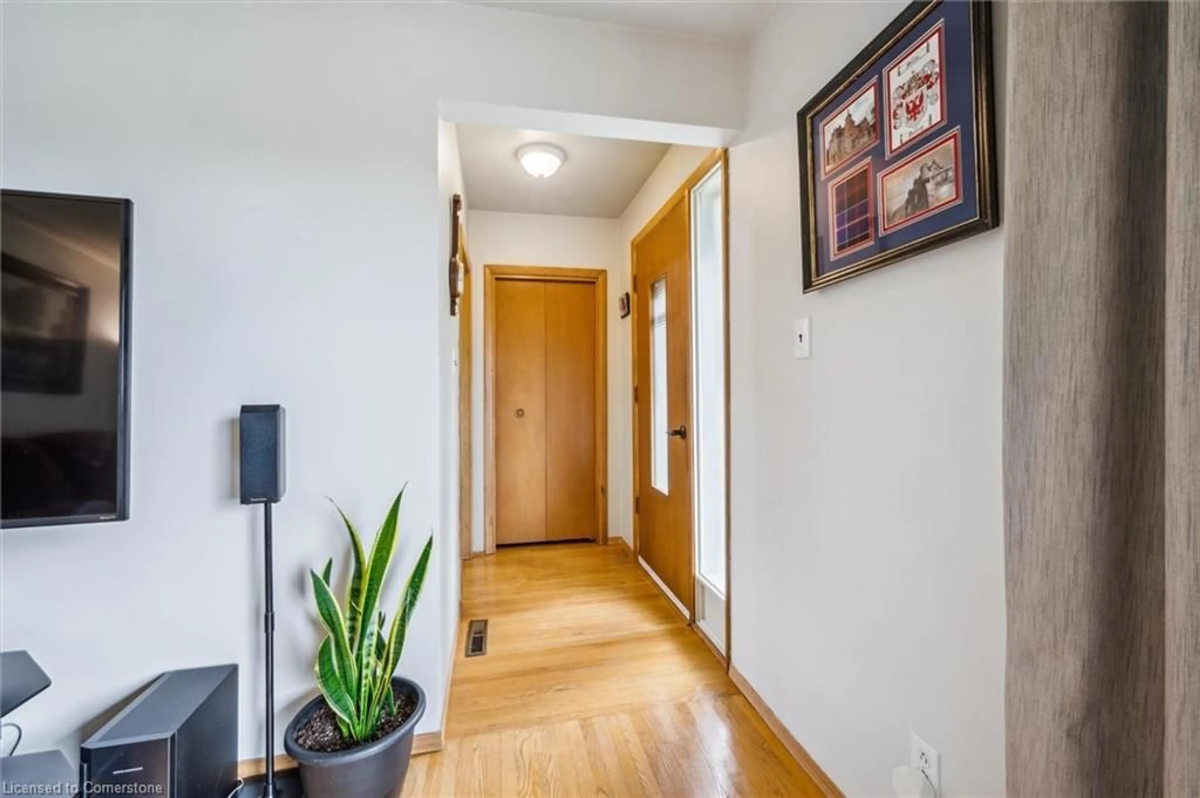 Indoor entryway for 176 Sekura St, Cambridge Ontario N1R 3R1