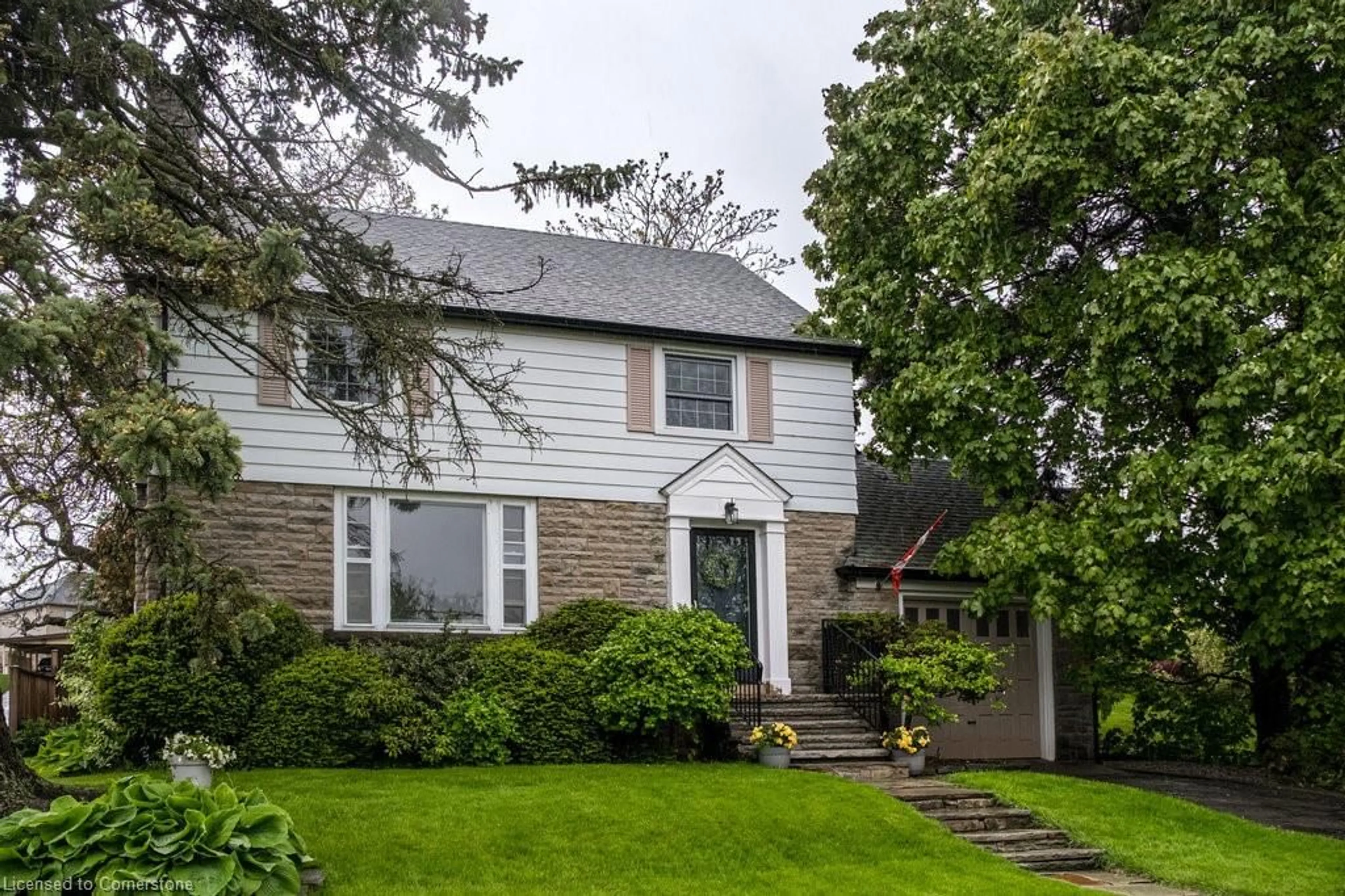 Home with vinyl exterior material, street for 5170 King Street, Beamsville Ontario L0R 1B0