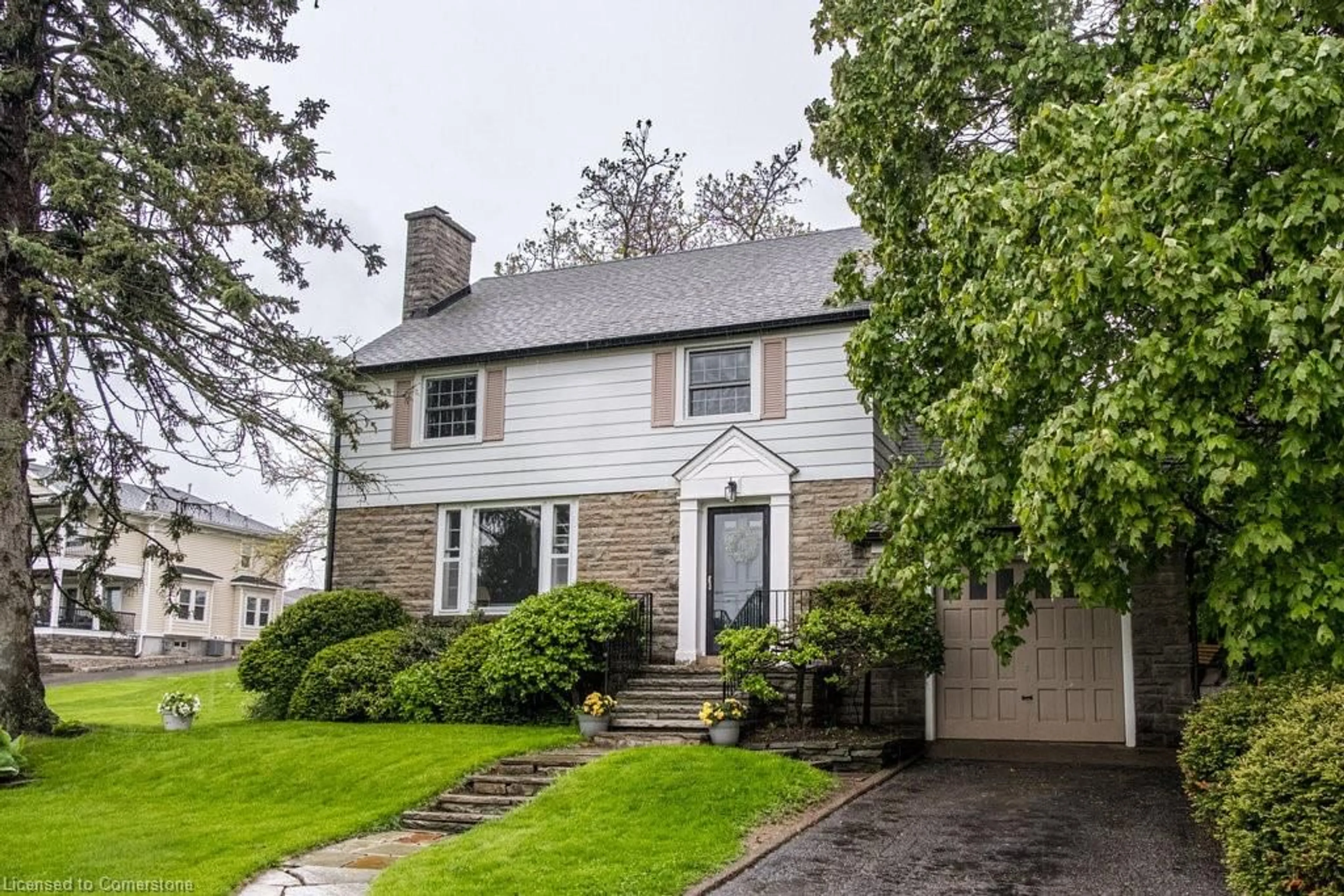 Home with vinyl exterior material, street for 5170 King Street, Beamsville Ontario L0R 1B0